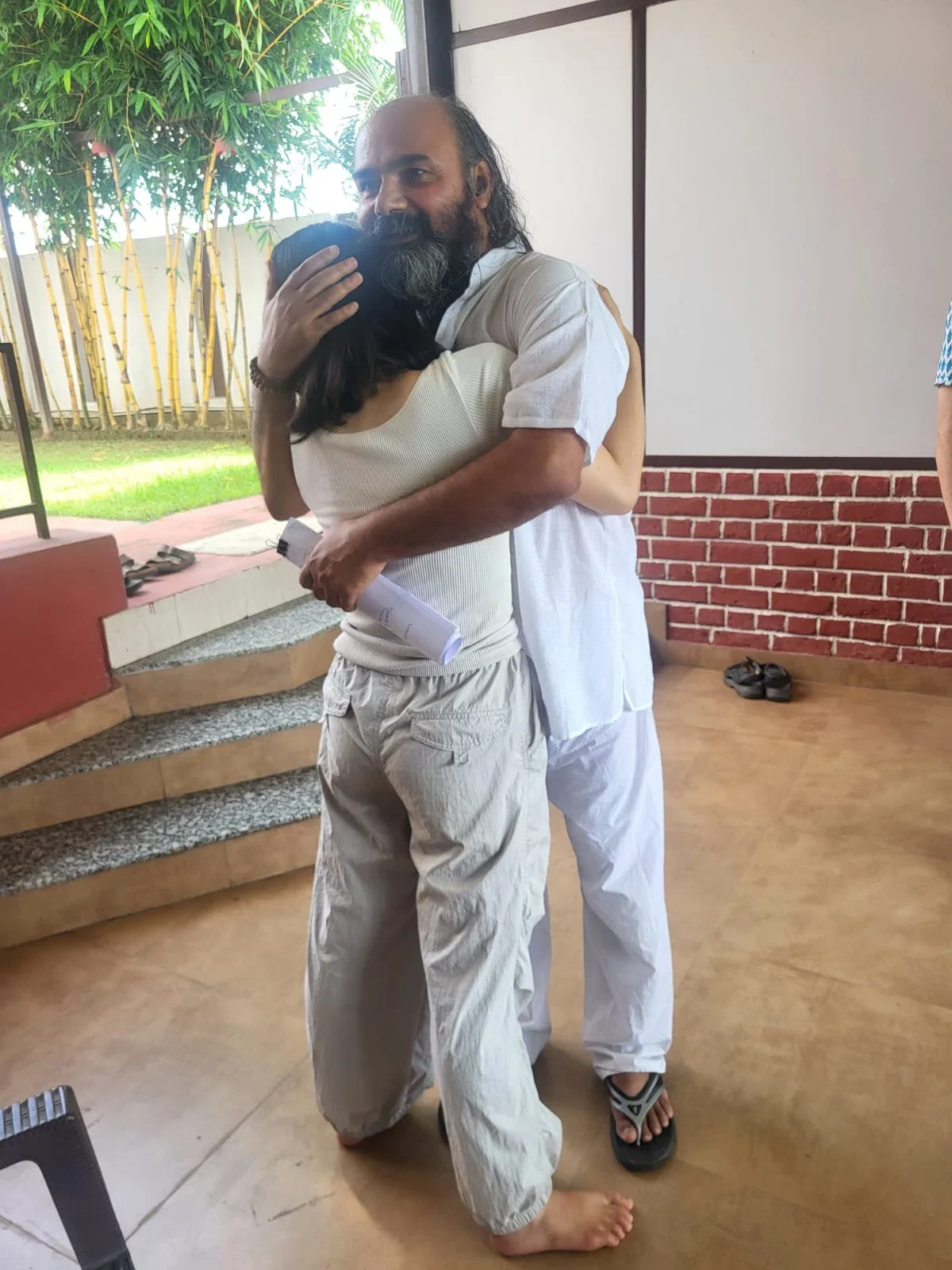 「泣かないで」 or 「泣いていいよ」