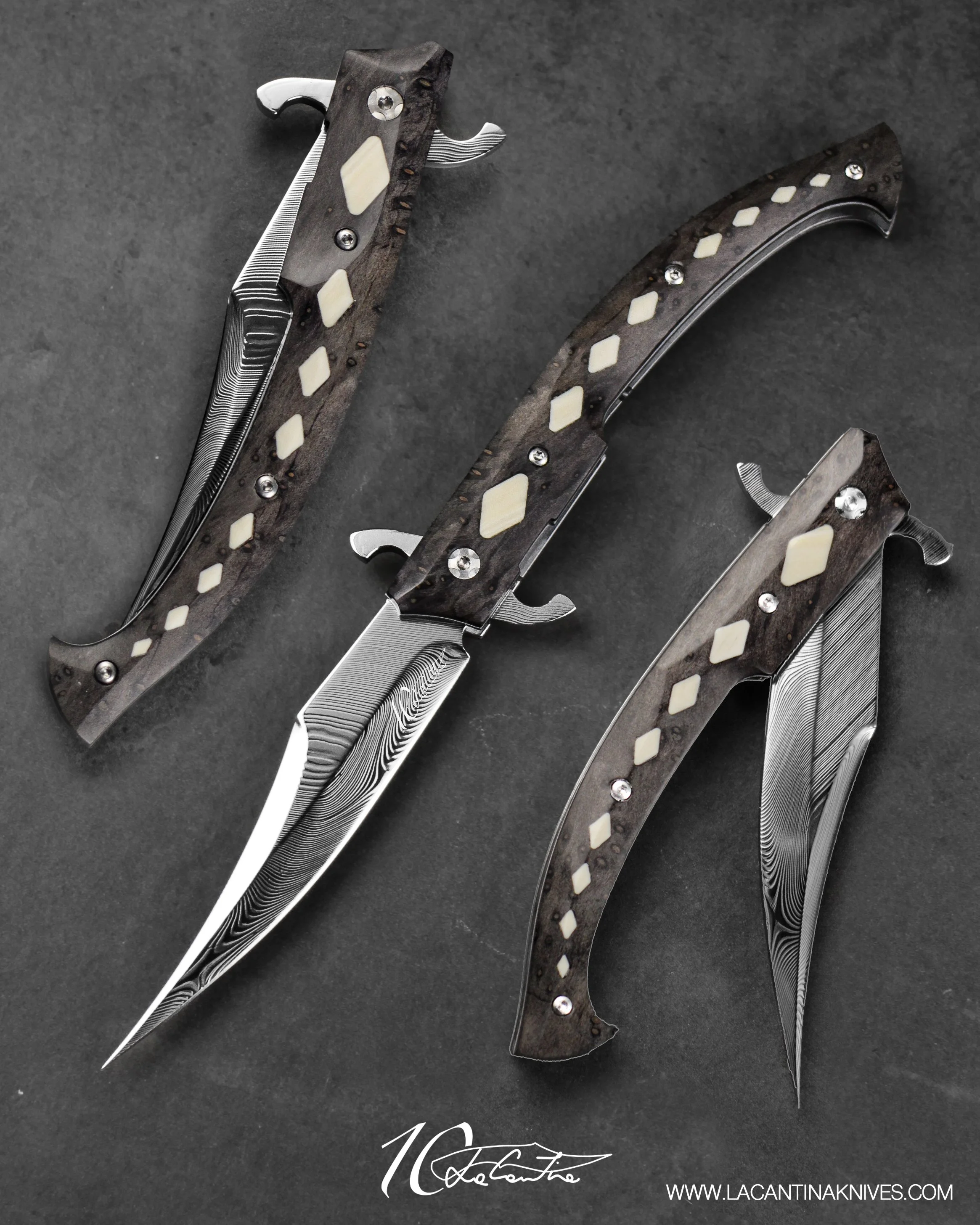 LAMA: Damasteel Dense twist.
MANICO: Betulla stabilizzata, inserti in zanna di mammut, meccanica in acciaio temprato, G10 bianco