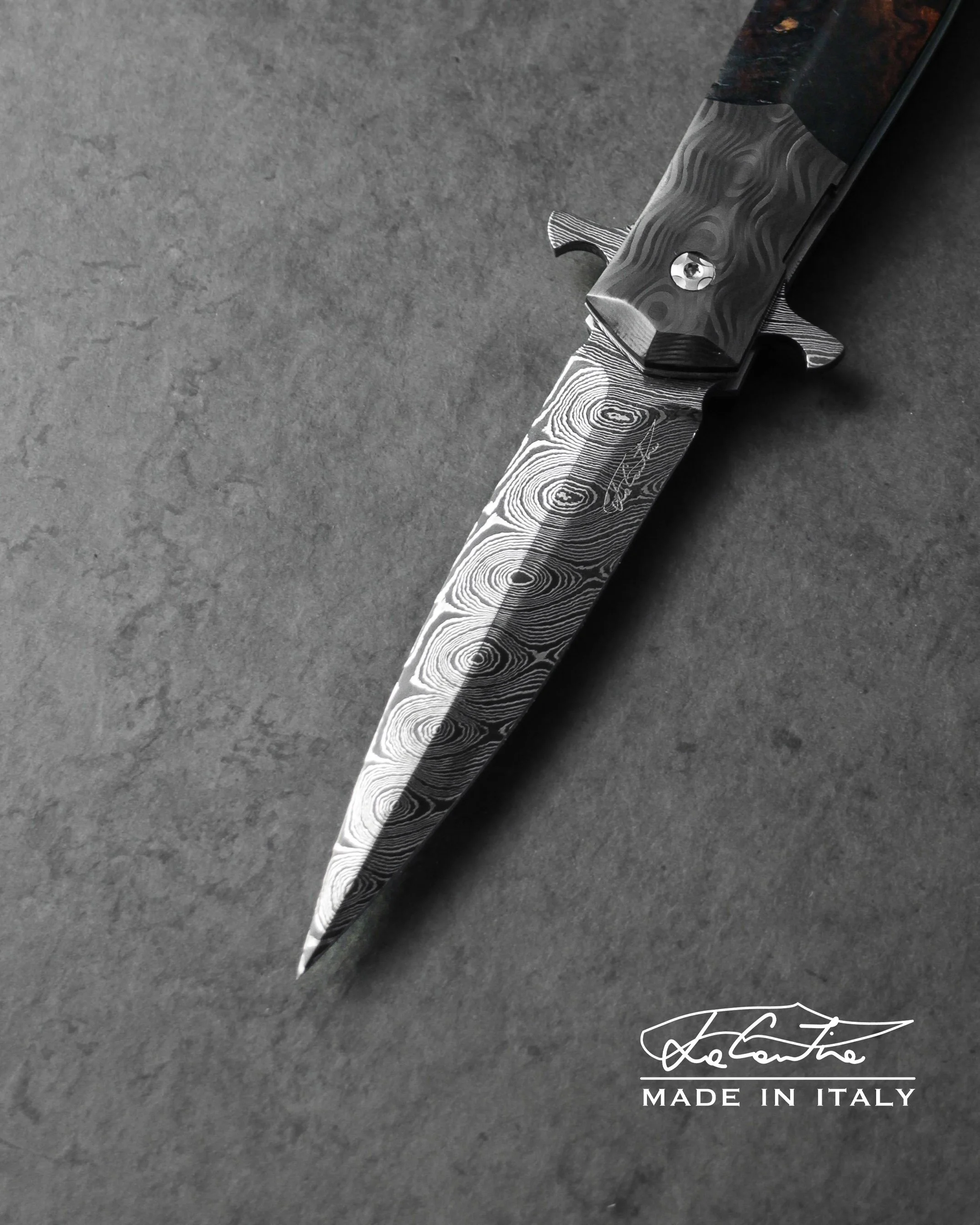 LAMA: Damasco ritorto 15n20/1084.
 MANICO: Ironwood, Bolster in Carbonio Uniti by Fatcarbon, G10 bianco, meccanica in acciaio temperato con DLC, distanziale in carbonio