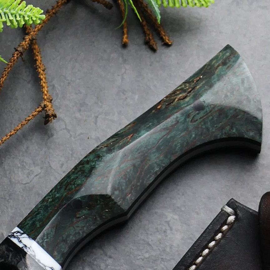 Manico di coltello realizzato a mano dalla coltelleria "La Cantina" in legno di betulla kareliana stabilizzata di colore verde