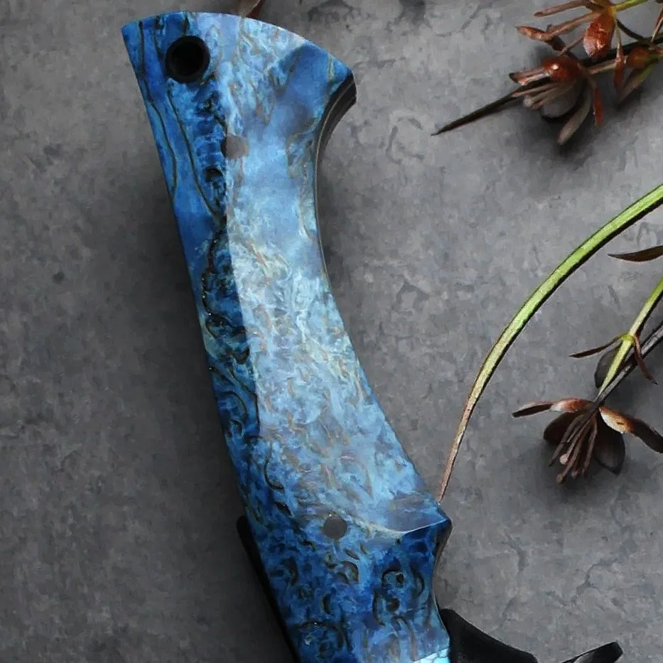 Manico di coltello realizzato a mano dalla coltelleria "La Cantina" in legno di betulla kareliana stabilizzata di colore blu