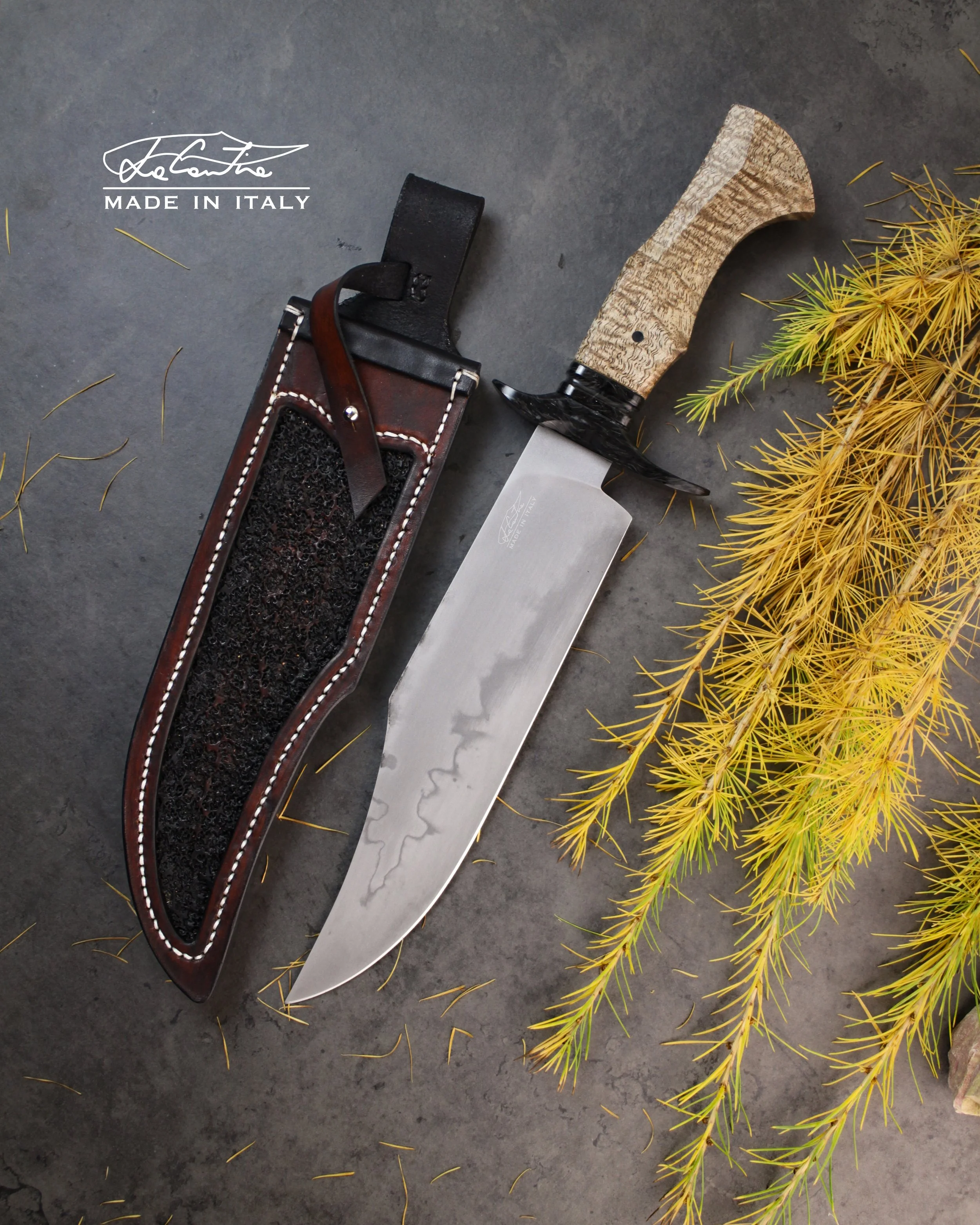 LAMA: acciaio W2, 59HRC con tempra differenziata (Hamon). MANICO: Legno di Mango stabilizzato chiaro, guardia, spaziatore e pin in carbonio.
