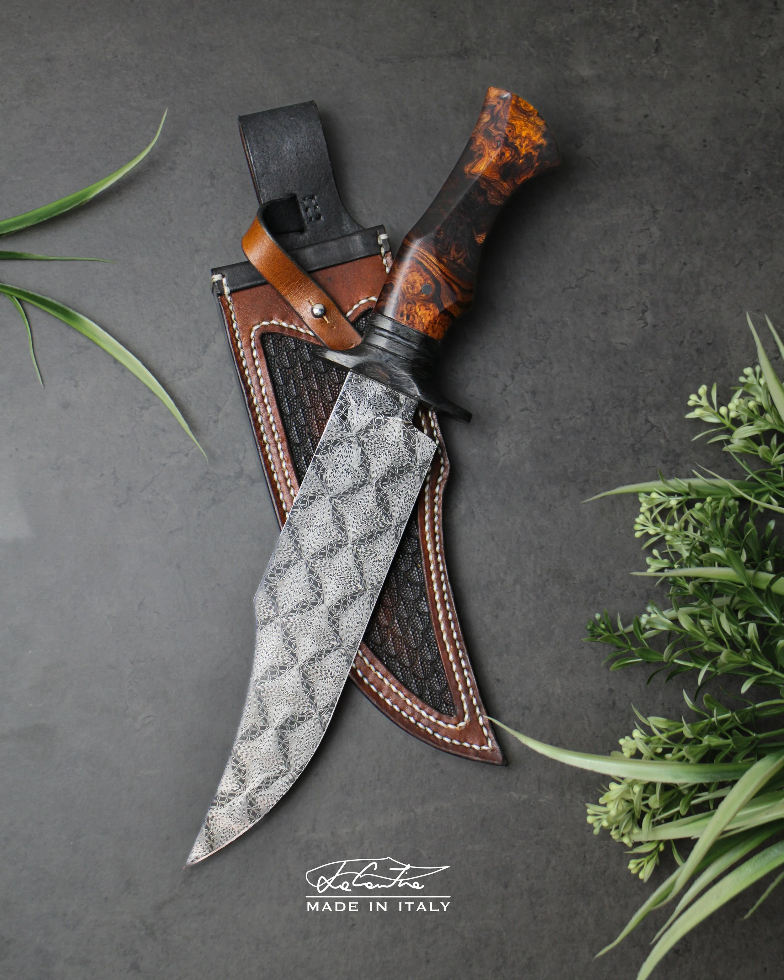 LAMA: acciaio damasco artigianale 1084-15n20, 59HRC.   
MANICO: Legno di Ironwood, guardia, spaziatore e pin in carbonio.
