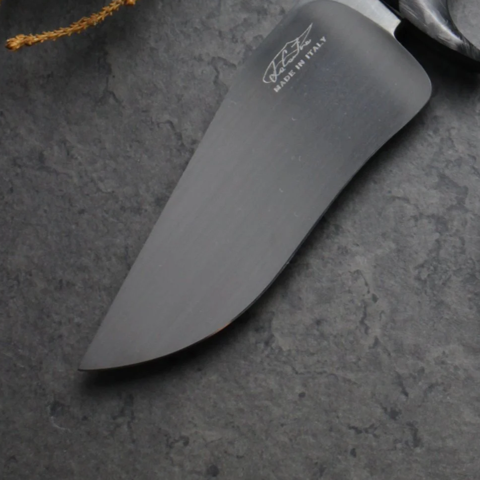 Lama di coltello artigianale della coltelleria "La Cantina" fatto in Italia, acciaio Sleipner satinato a mano su coltello a lama fissa