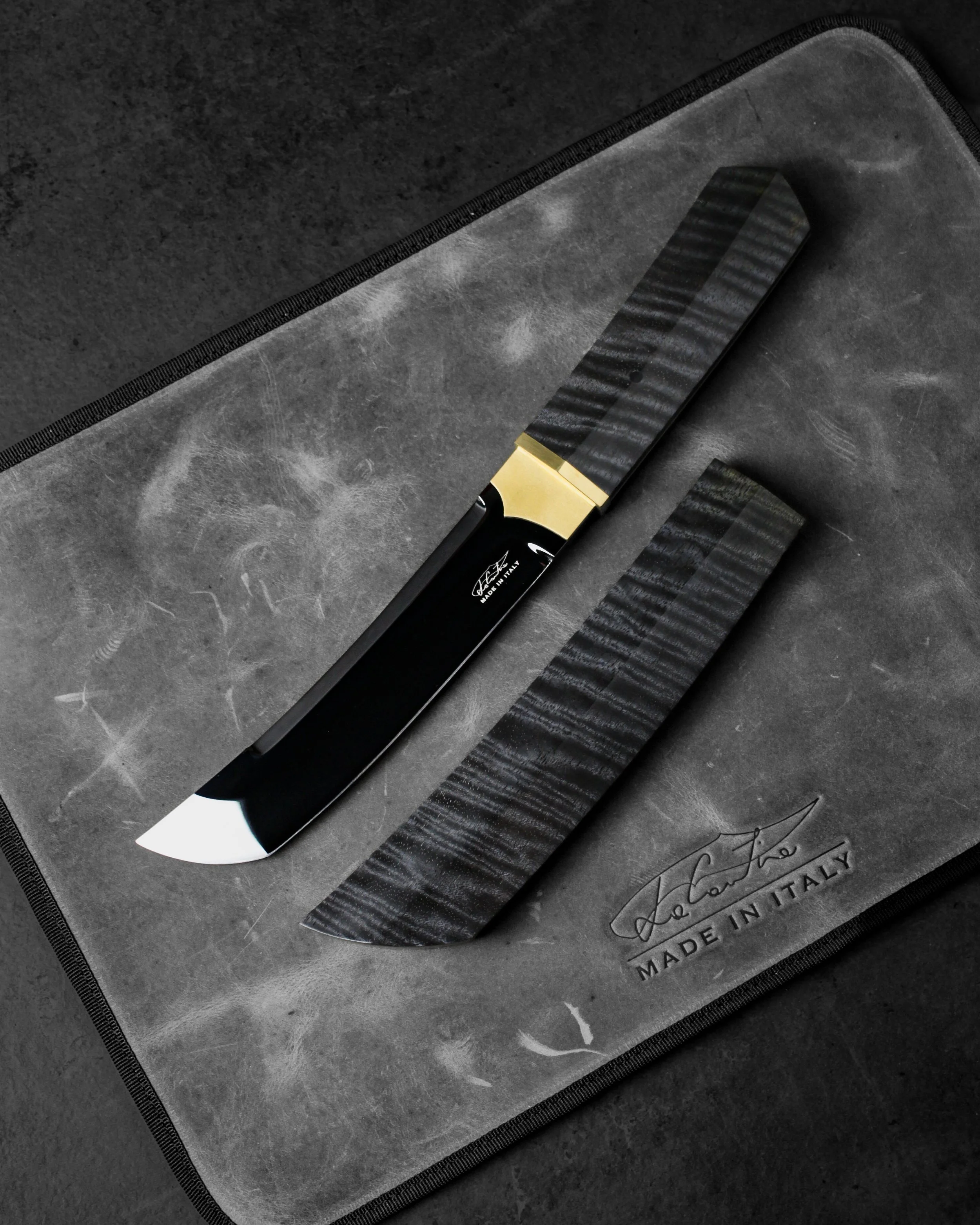 LAMA: RWL34, 60HRC, trattamento DLC. MANICO: Legno di Mango stabilizzato (nero), habaki in ottone, G10 bianco,.