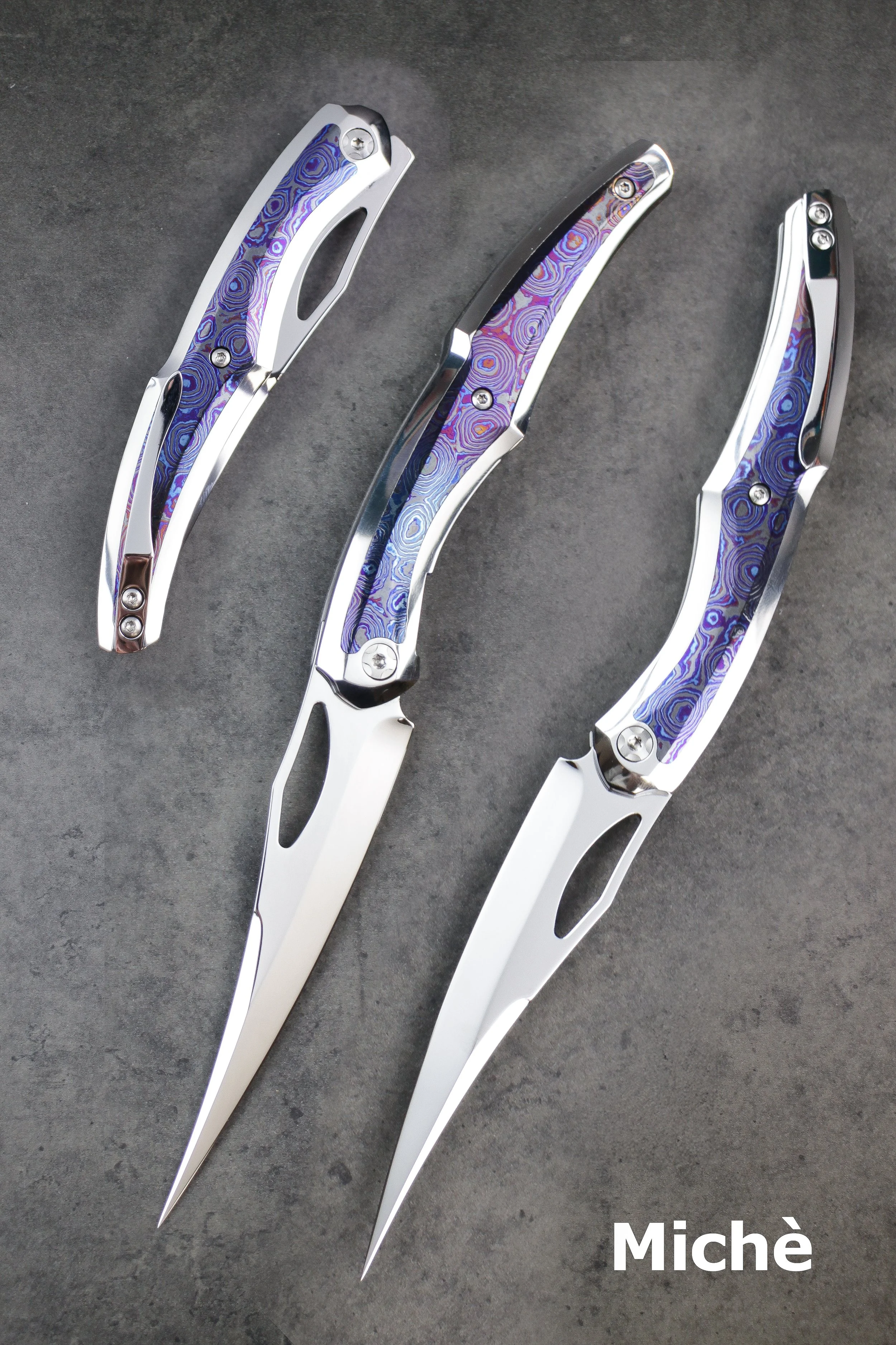 LAMA: acciaio RWL34 lucido. 
MANICO: Frame in acciaio lucido, inserti in Zircuti, meccanica e clip in acciaio temprato.