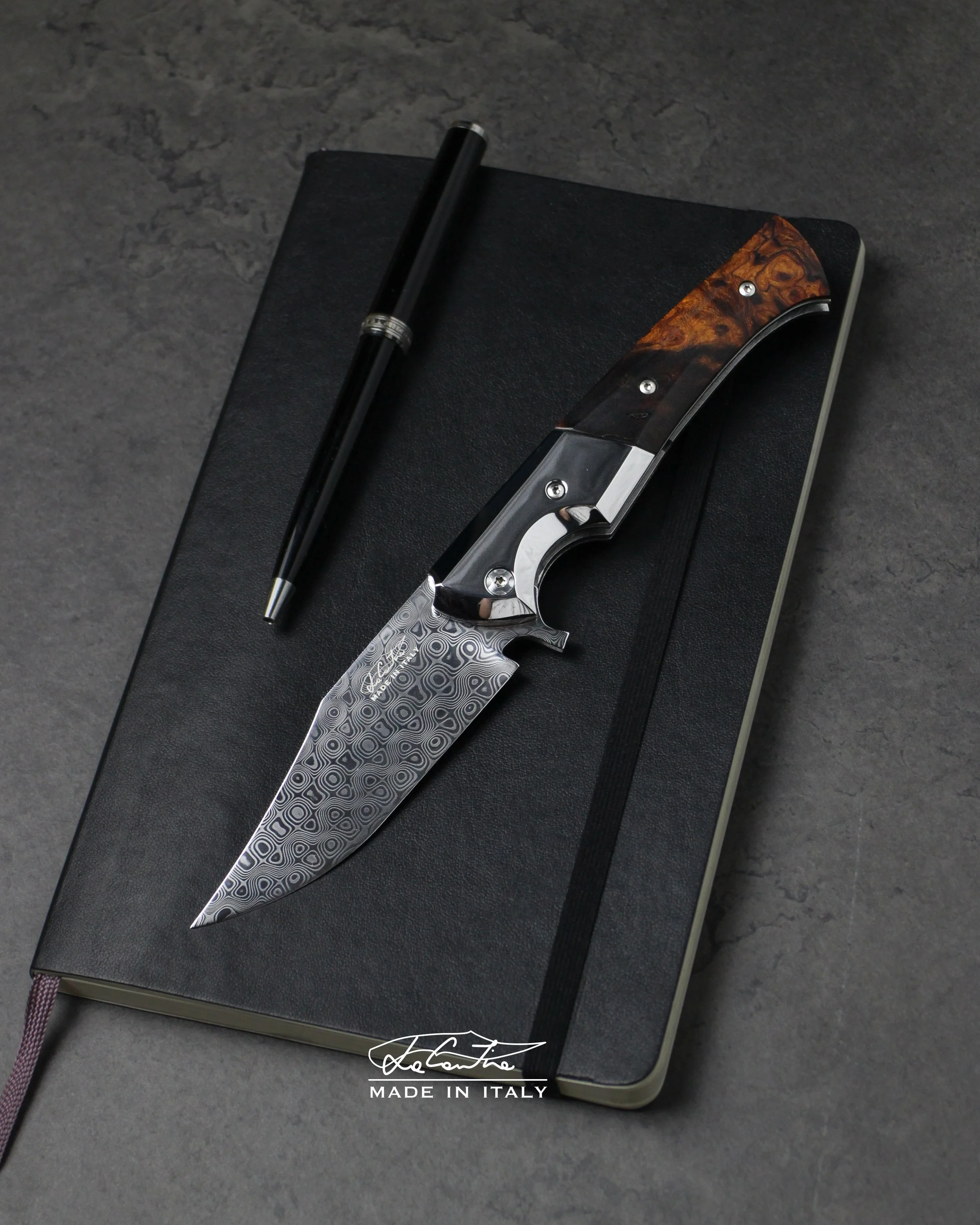 LAMA: Damasteel Rose. 
MANICO: Bolster, clip e meccanica in acciaio temperato, ironwood, G10 bianco, distanziale in carbonio