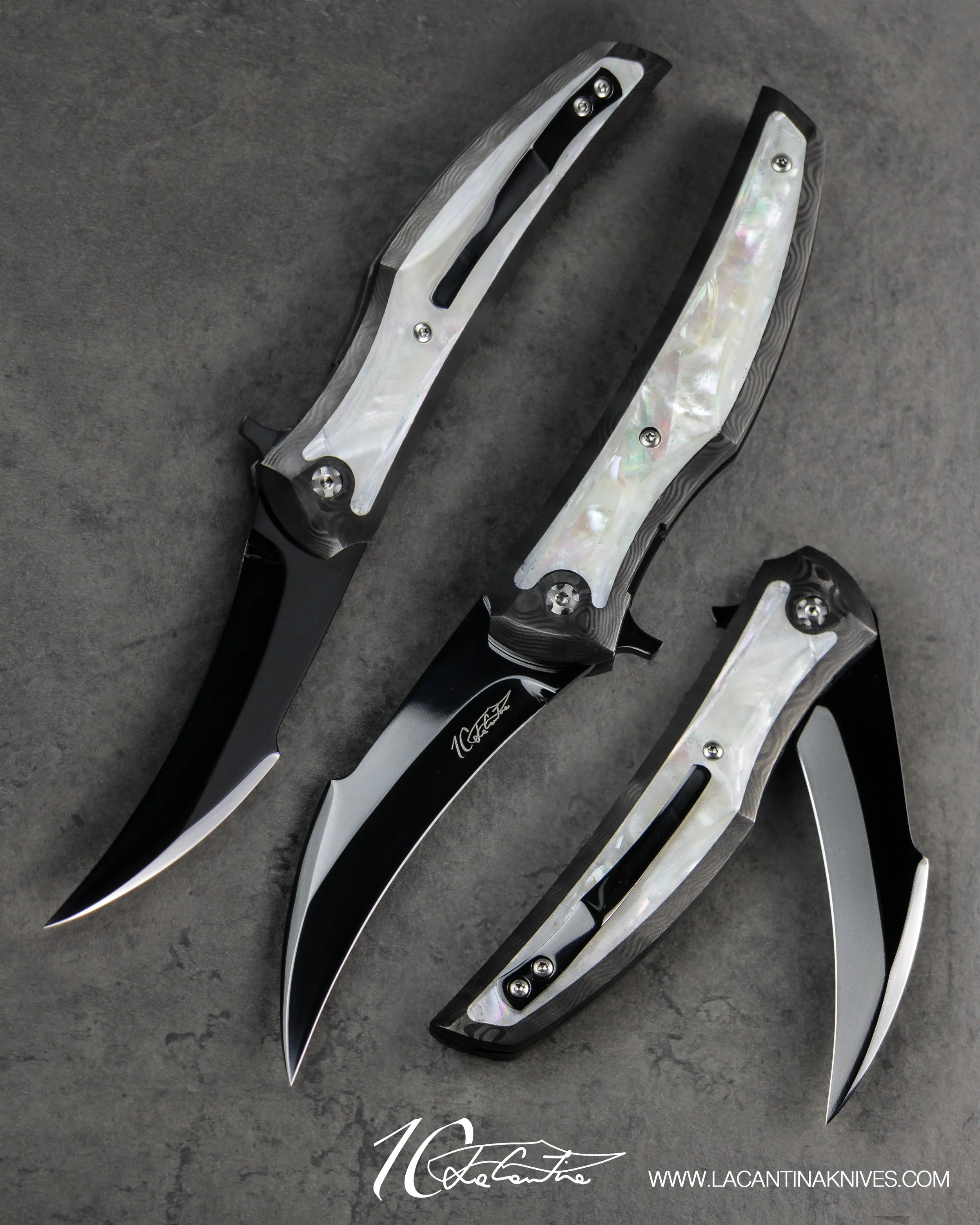 LAMA 90mm: RWL34 lucidato con trattamento DLC.

MANICO: Frame in Carbonio, inserto in madreperla a scaglie, meccanica in acciaio temperato con trattamento DLC