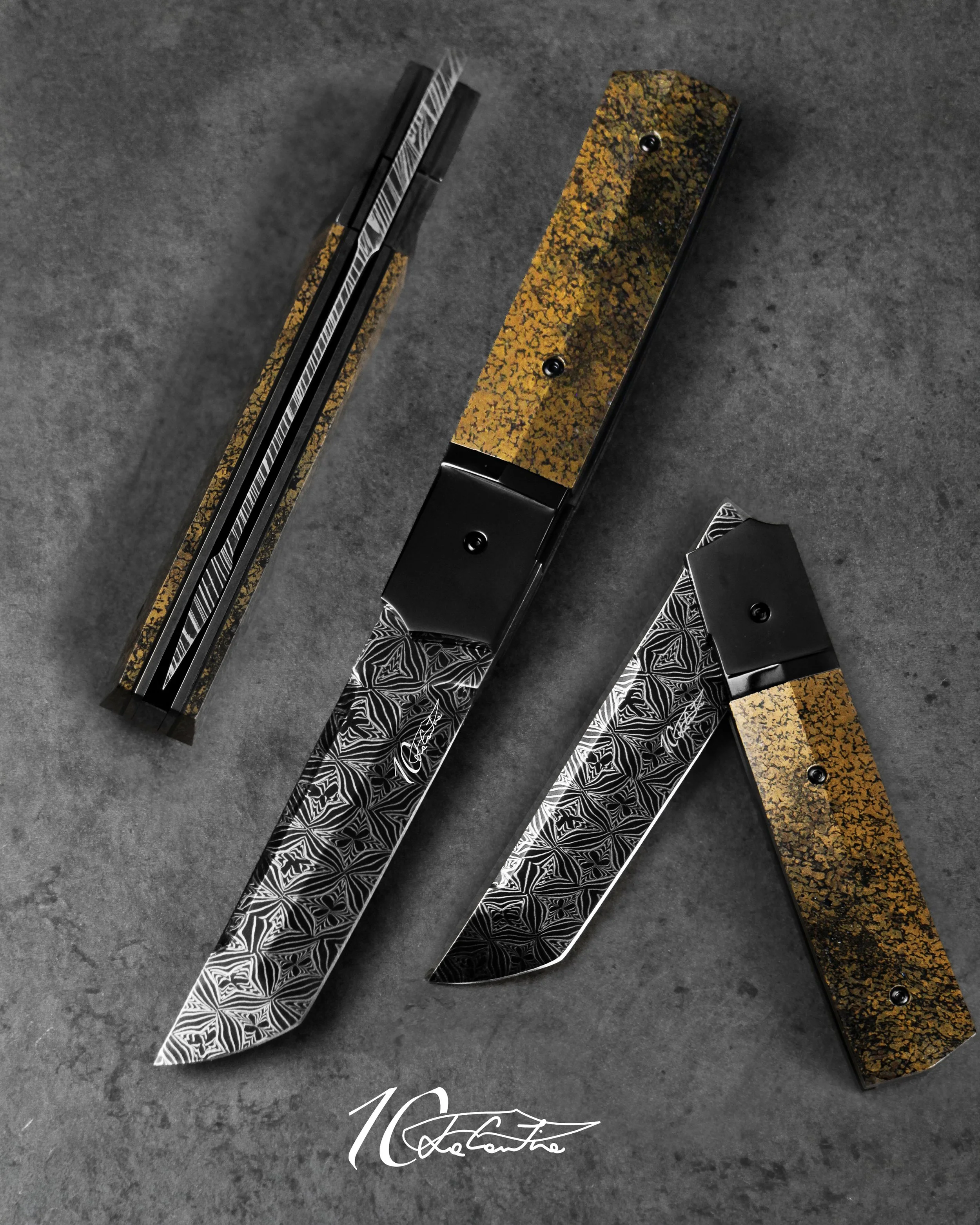 LAMA: Acciaio Damasco 1084/15N20
MANICO: Bolster in acciaio con DLC, osso fossile di dinosauro, meccanica in acciaio temprato, spaziatore in acciaio con DLC, cuscinetti a sfera