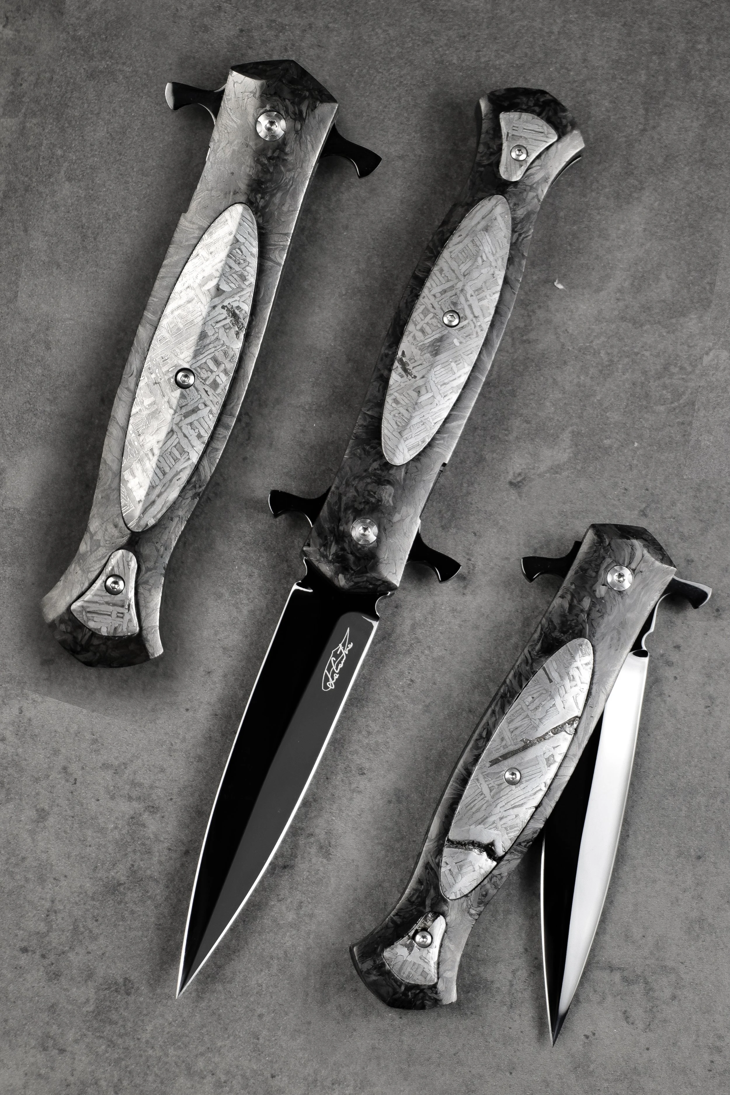 LAMA: RWL34 con trattamento  DLC.
MANICO: frame in carbonio, Inserti in meteorite, meccanismo in acciaio temprato con trattamento DLC