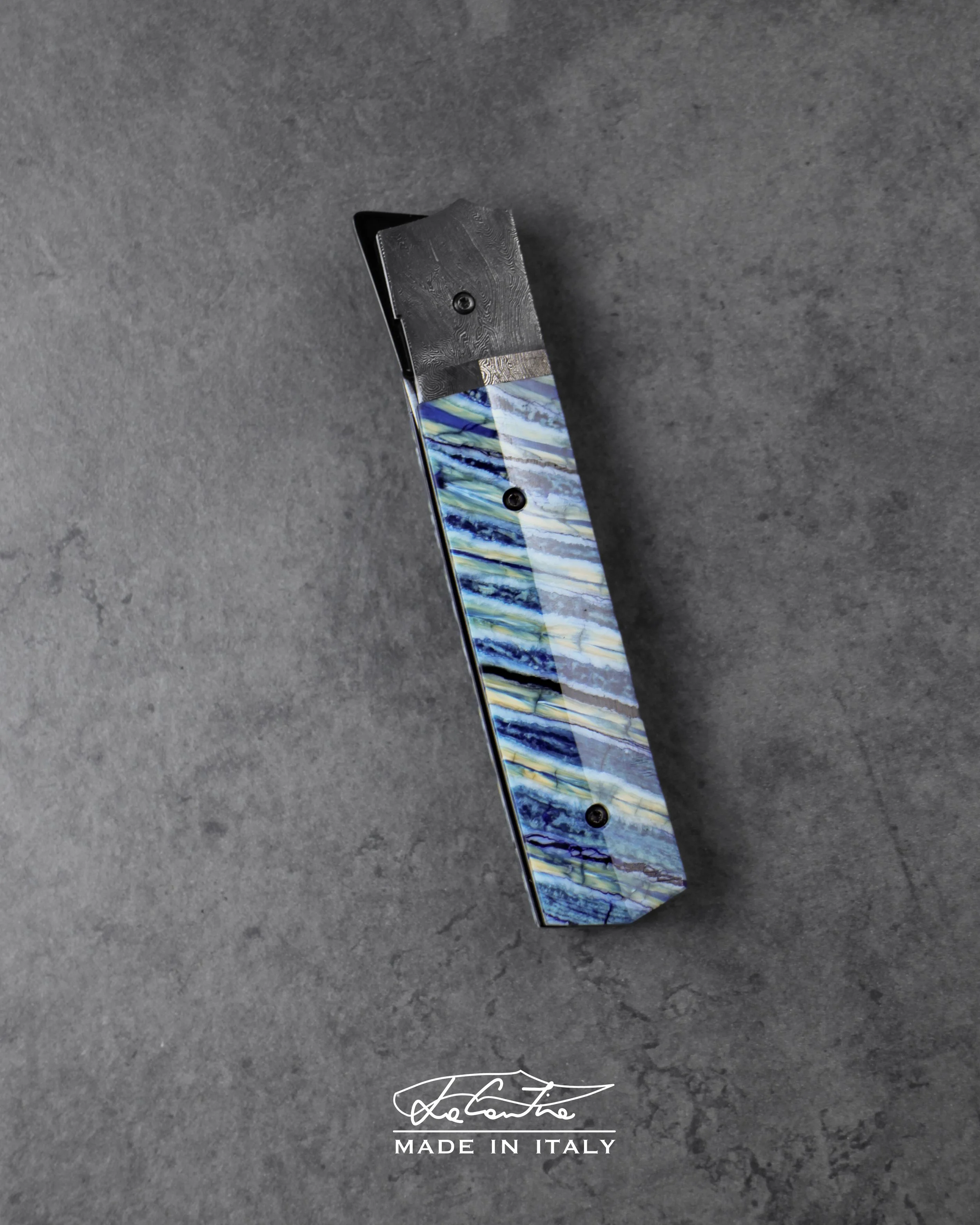 BLADE: polished RWL34 with DLC.
HANDLE: Stabilized mammut molar (blue), Carbon bolster, white G10, Carbon spacer