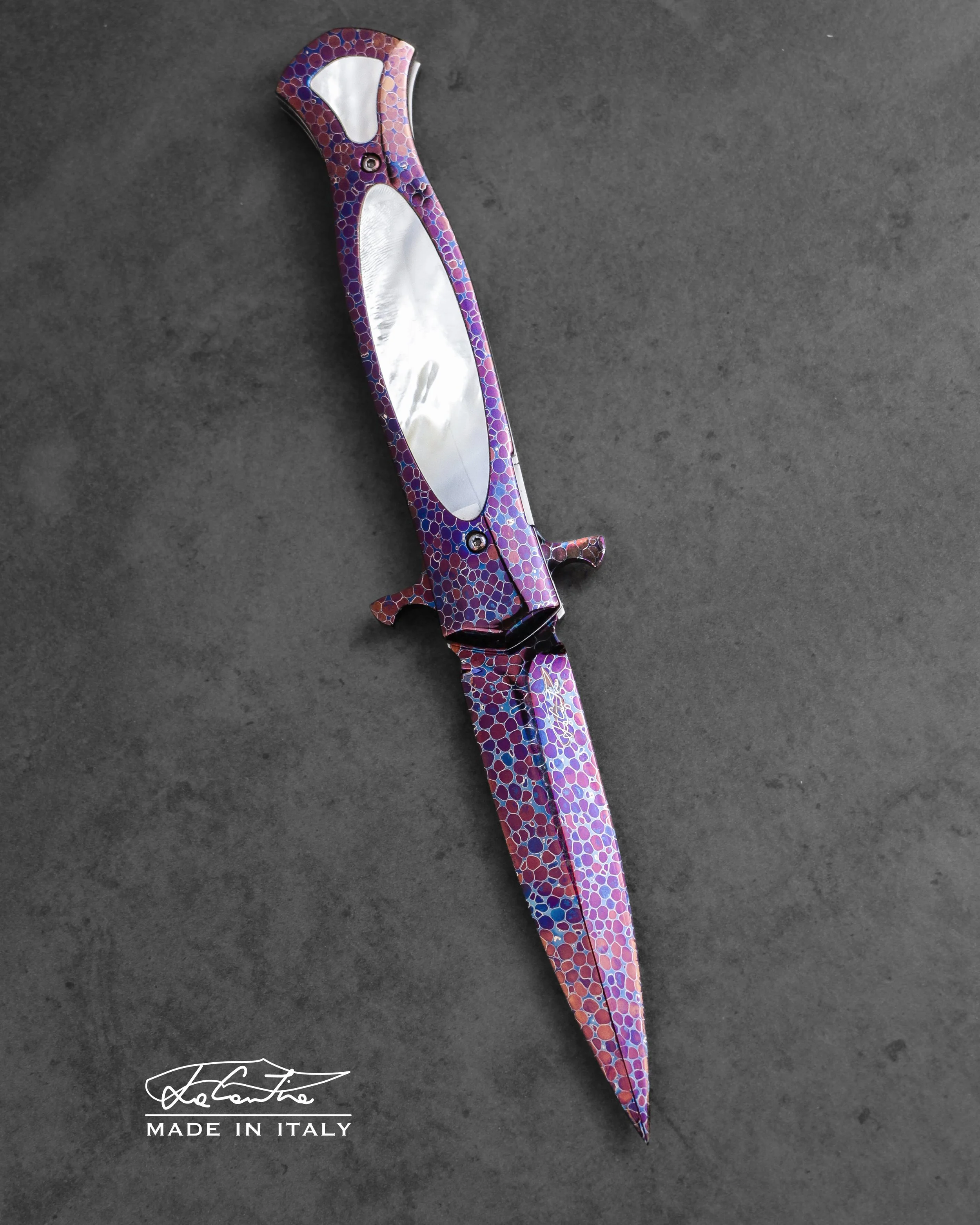 Coltello chiudibile realizzato a mano della coltelleria artigianale "la Cantina", modello Sally, stile daga