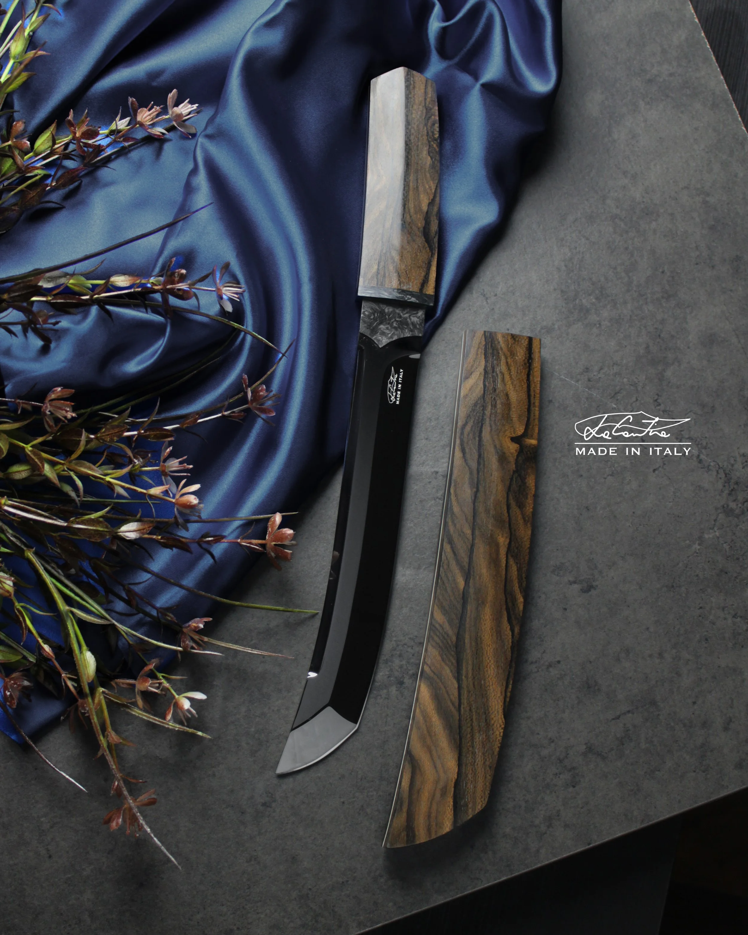 LAMA: RWL34, 60HRC, trattamento DLC. MANICO: Legno di Ziricote, habaki in carbonio, G10 bianco.