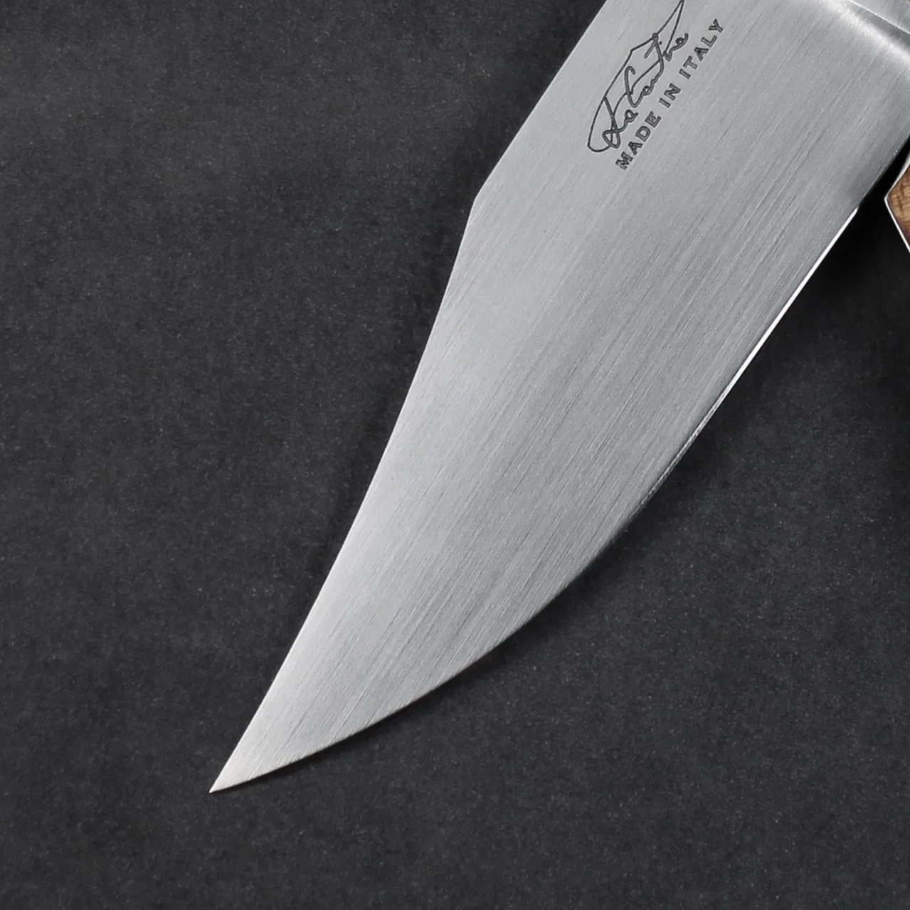 Esempio di finitura realizzata a mano della coltelleria artigianale "la Cantina", lama di coltello in acciaio inossidabile RWL34 satinato a mano