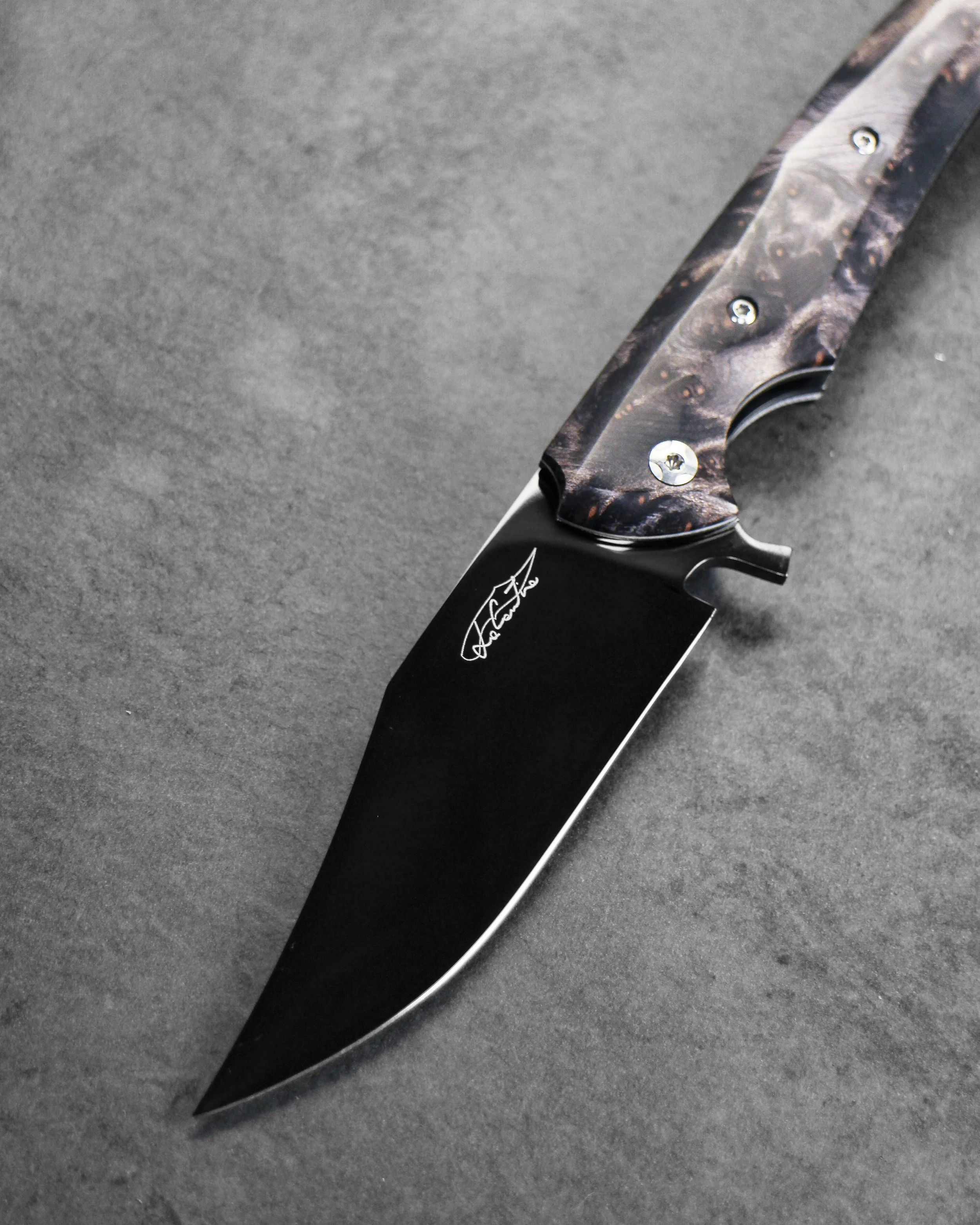 LAMA: RWL34, 60HRC con trattamento DLC. MANICO: Legno di Sequoia stabilizzato, clip e meccanica in acciaio temperato con DLC, G10 bianco, distanziale in carbonio