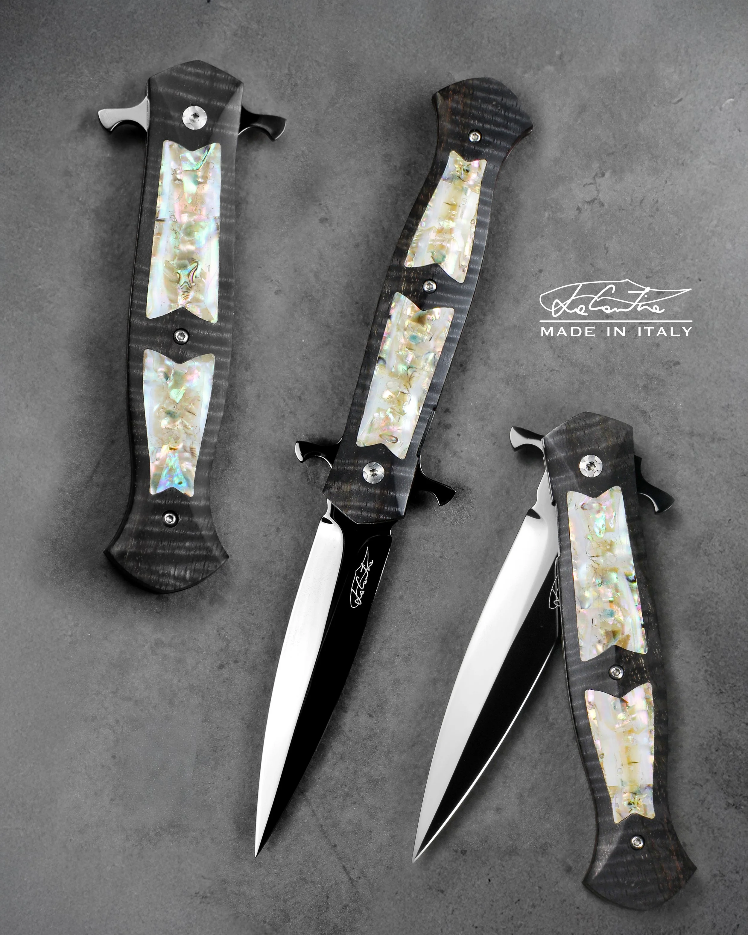 LAMA: RWL34 lucidato con trattamento DLC. MANICO: frame in mango stabilizzato (nero), inserti in Abalone, G10 rosso, meccanica in acciaio temperato con DLC, distanziale in carbonio