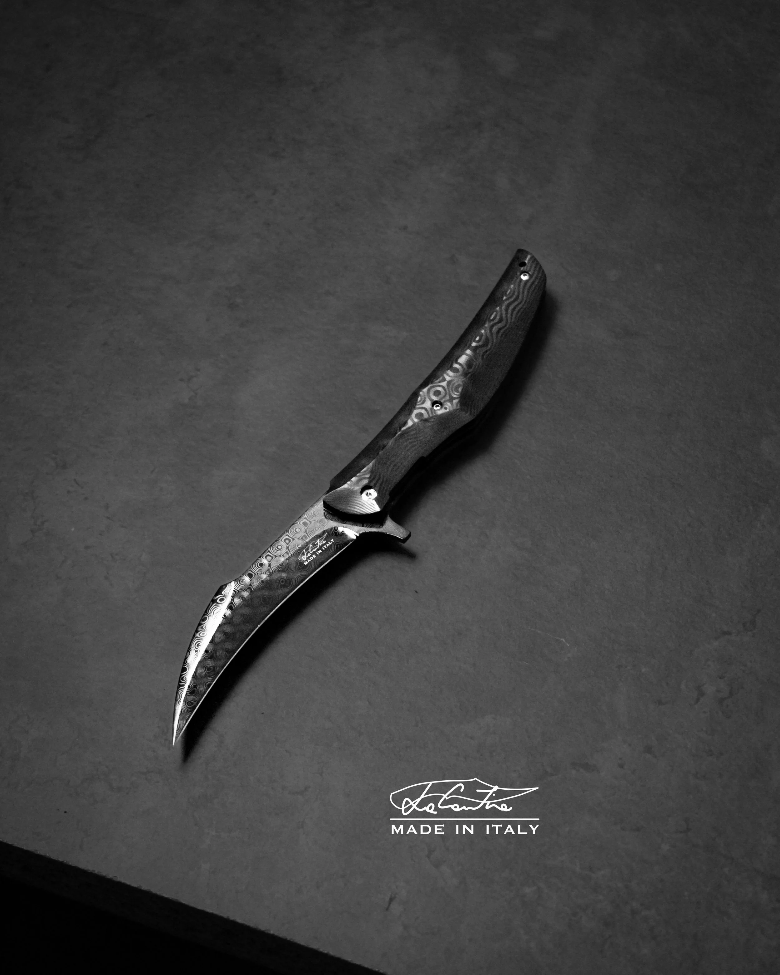 LAMA 110mm: Damasteel Rose con trattamento DLC.
MANICO: Carbonio Uniti di Fatcarbon, meccanica in acciaio temperato con trattamento DLC, distanziale in carbonio