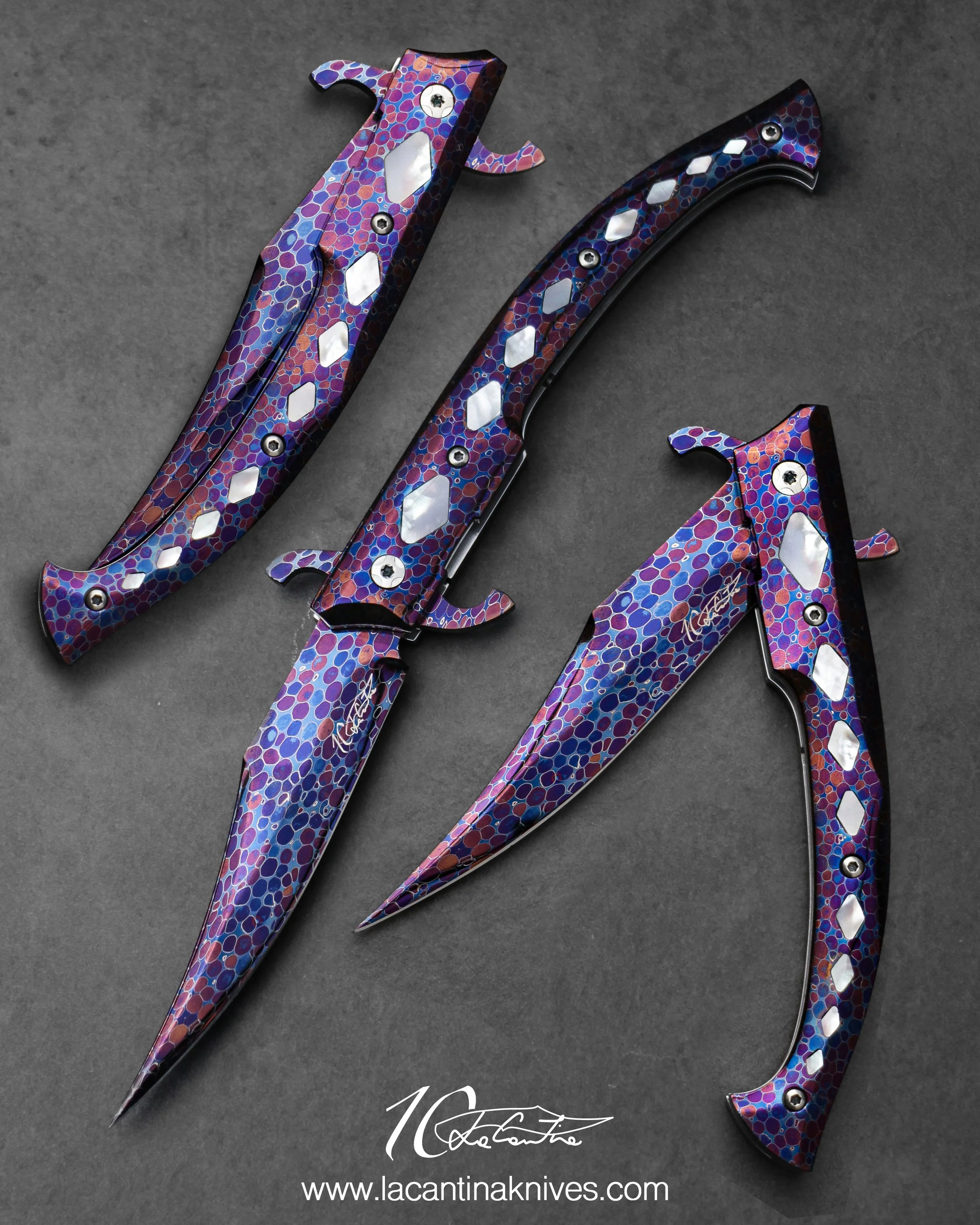 LAMA: damasco Dragonskin by Rietveld
HANDLE: damasco Dragonskin, inserti in madreperla, meccanica in acciaio temprato, spaziatore in acciaio lucido, cuscinetti a sfera