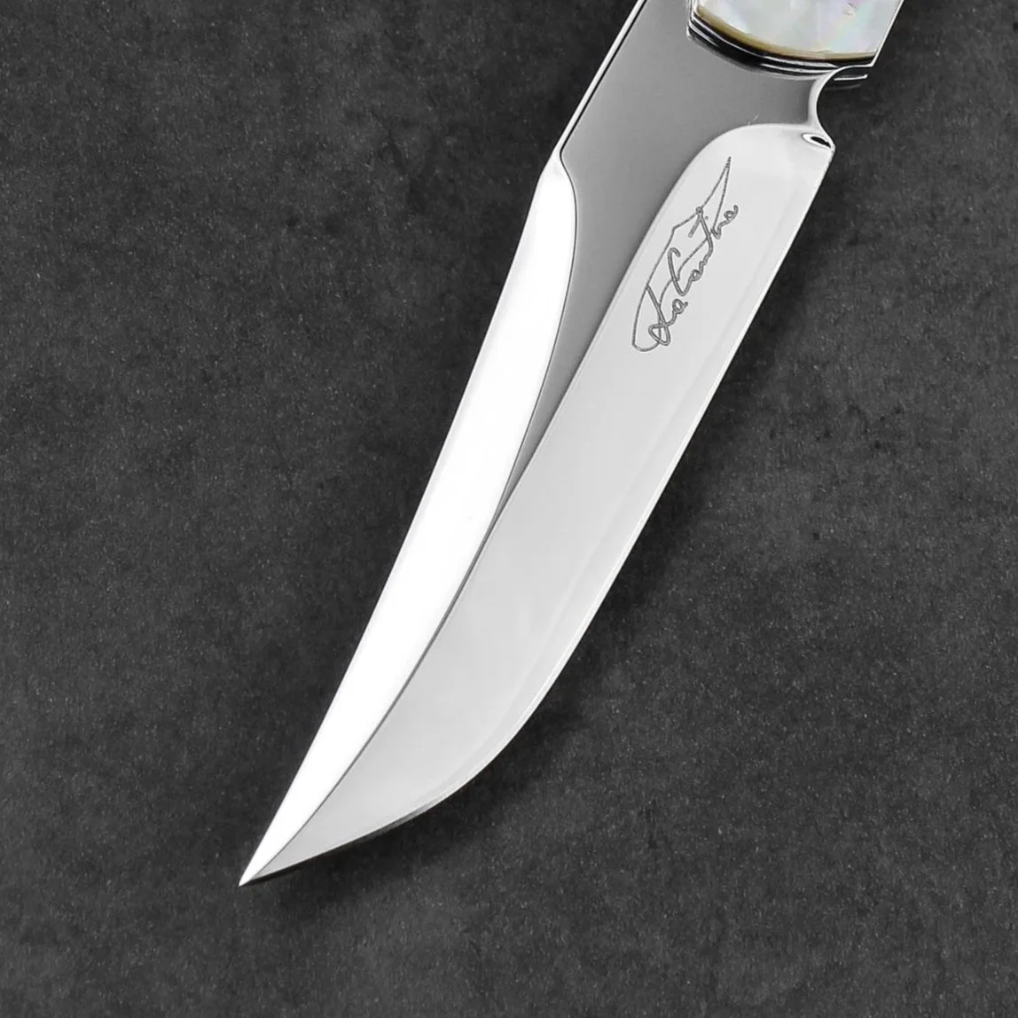 Lama di coltello artigianale della coltelleria "La Cantina" fatto in Italia, acciaio RWL34 lucidato a specchio a mano su coltello chiudibile, modello Geordie