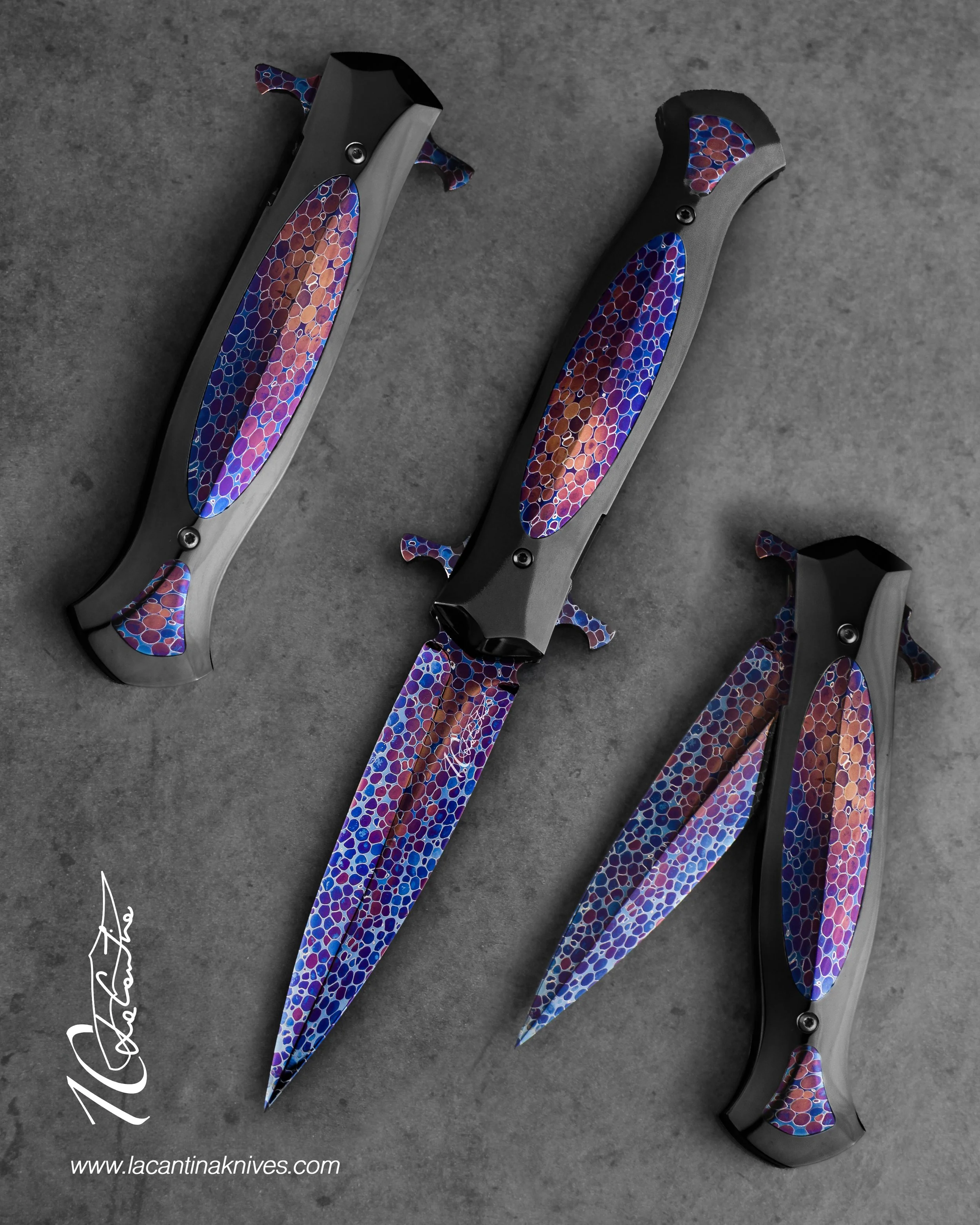 LAMA: Damasco Dragonskin by Rietveld
MANICO: Frame in acciaio lucido con DLC, inserti in damasco Dragonskin, Meccanica in acciaio temprato, spaziatore in acciaio con DLC, cuscinetti a sfera