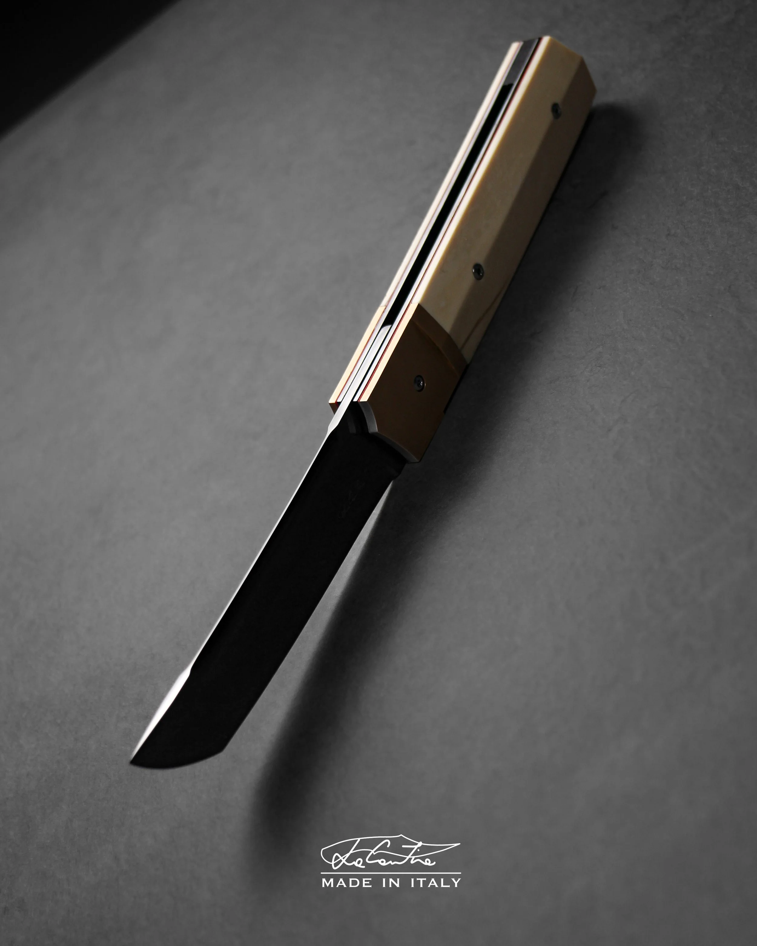 BLADE: polished RWL34 with DLC.
HANDLE: Mammut tusk, Bronze bolster, red G10