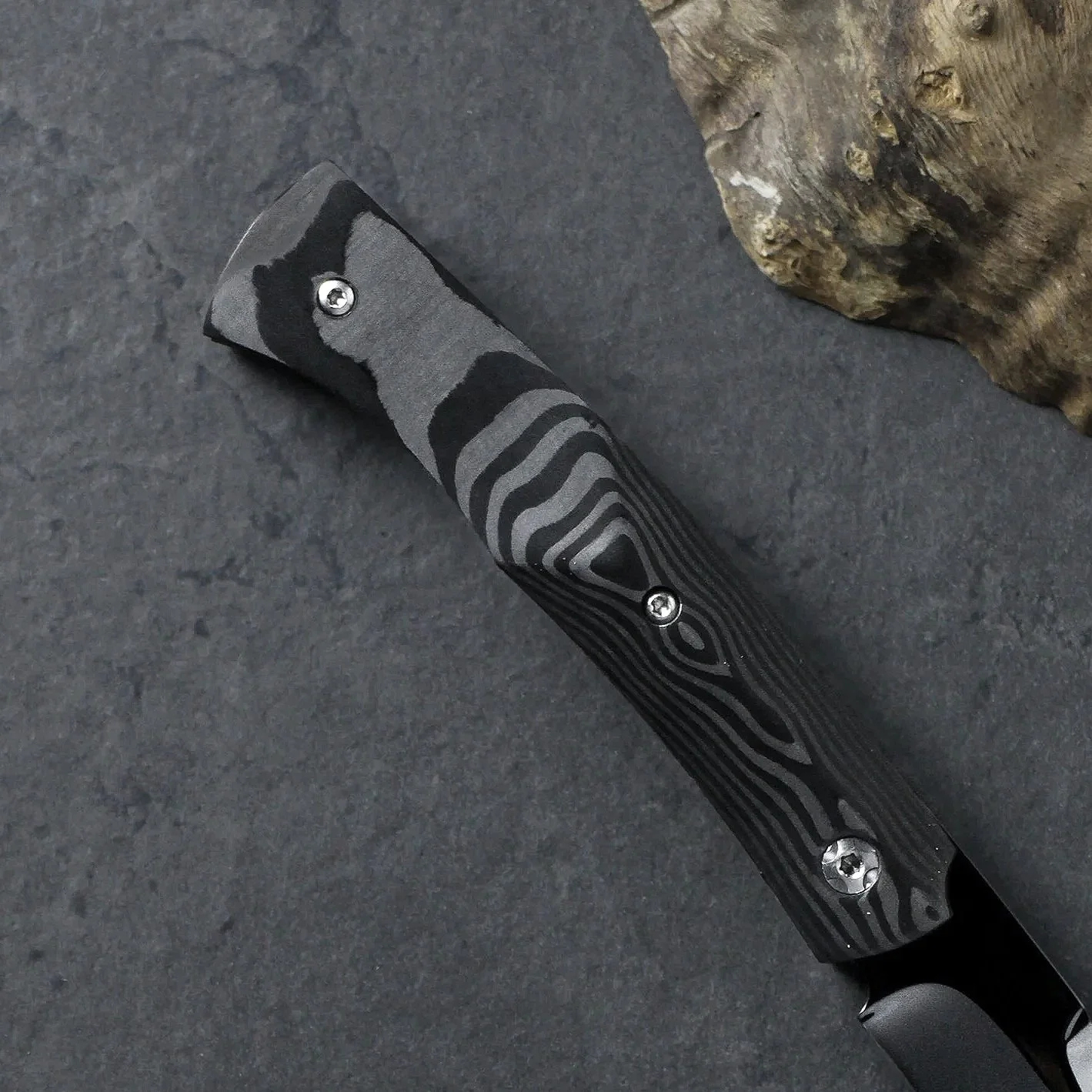 Manico di coltello realizzato a mano dalla coltelleria "La Cantina" in carbonio "Uniti" della ditta "Fatcarbon"