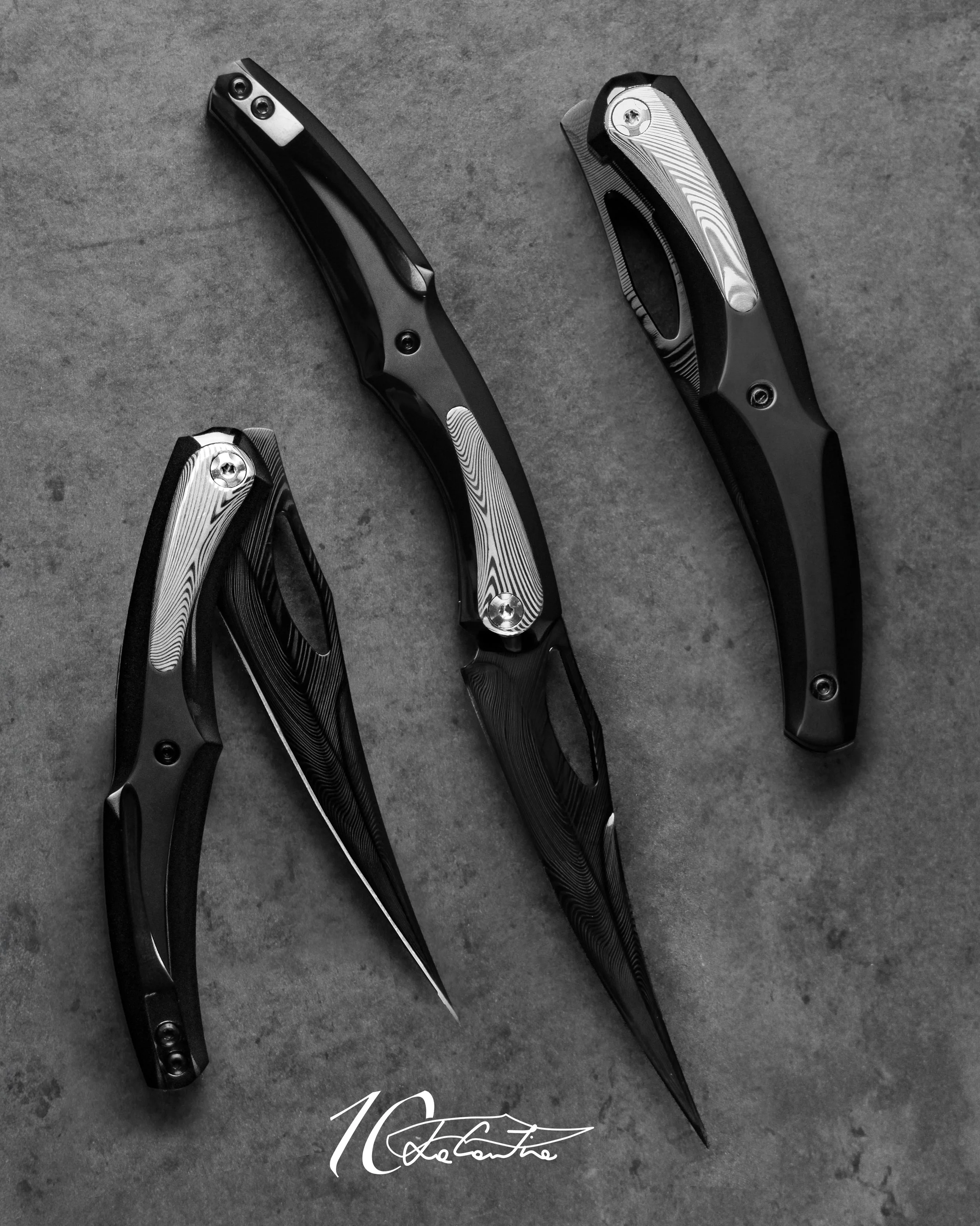 LAMA: Damasco Damasteel dense twist con DLC.
MANICO: Frame in acciaio con DLC, inserti in damasco damasteel, Meccanica, clip e spaziatore in acciaio temprato con DLC, cuscinetti a sfera