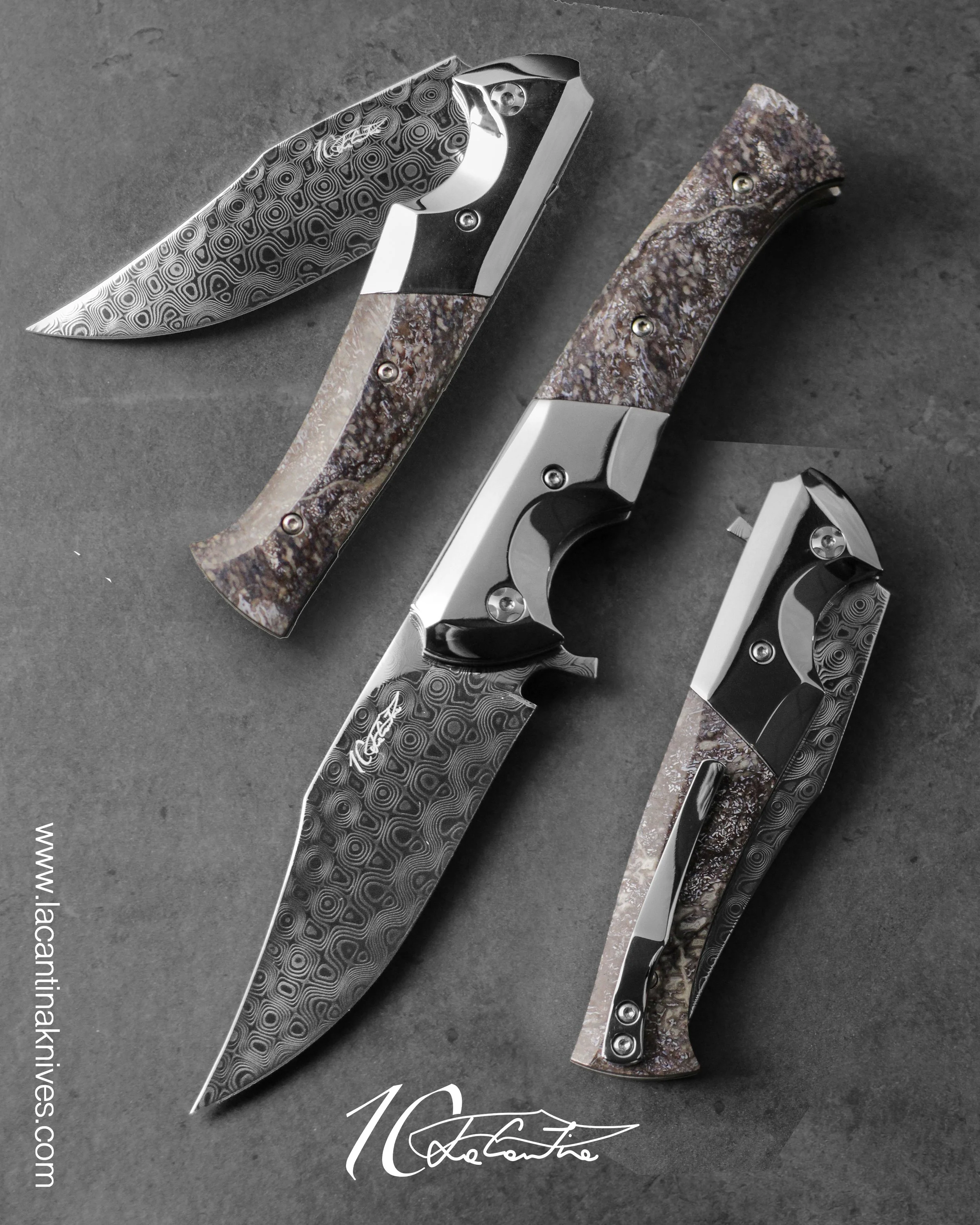 LAMA: Damasco Damasteel Rose 
MANICO: Bolster in acciaio lucido, osso fossile di dinosauro, meccanica in acciaio temprato, fibra G10 bianco, distanziale in acciaio, cuscinetti a sfera