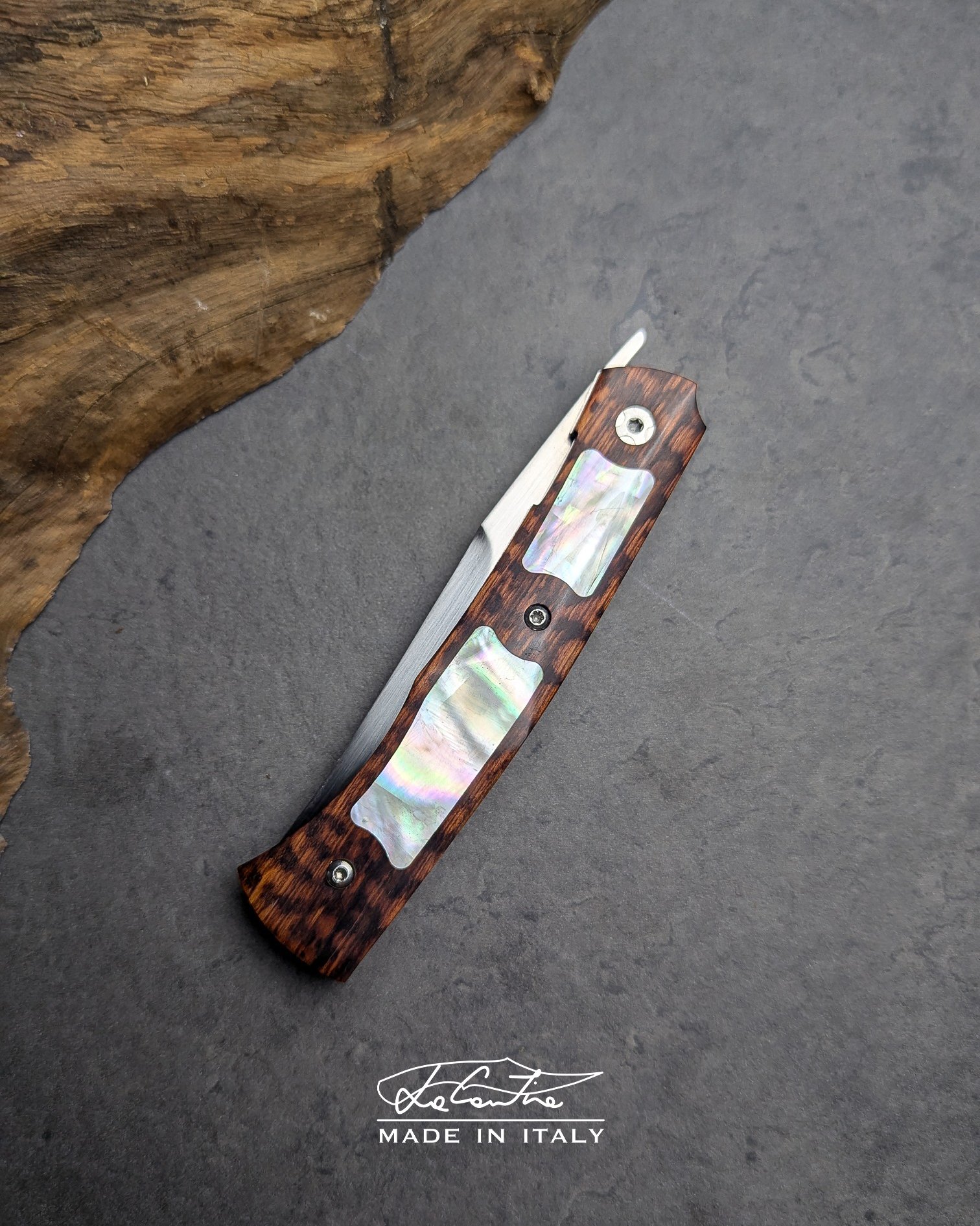 LAMA: RWL34, 60HRC.
MANICO: Snakewood, Inserti in madreperla, G10 bianco, meccanica in acciaio temprato, distanziale in carbonio.