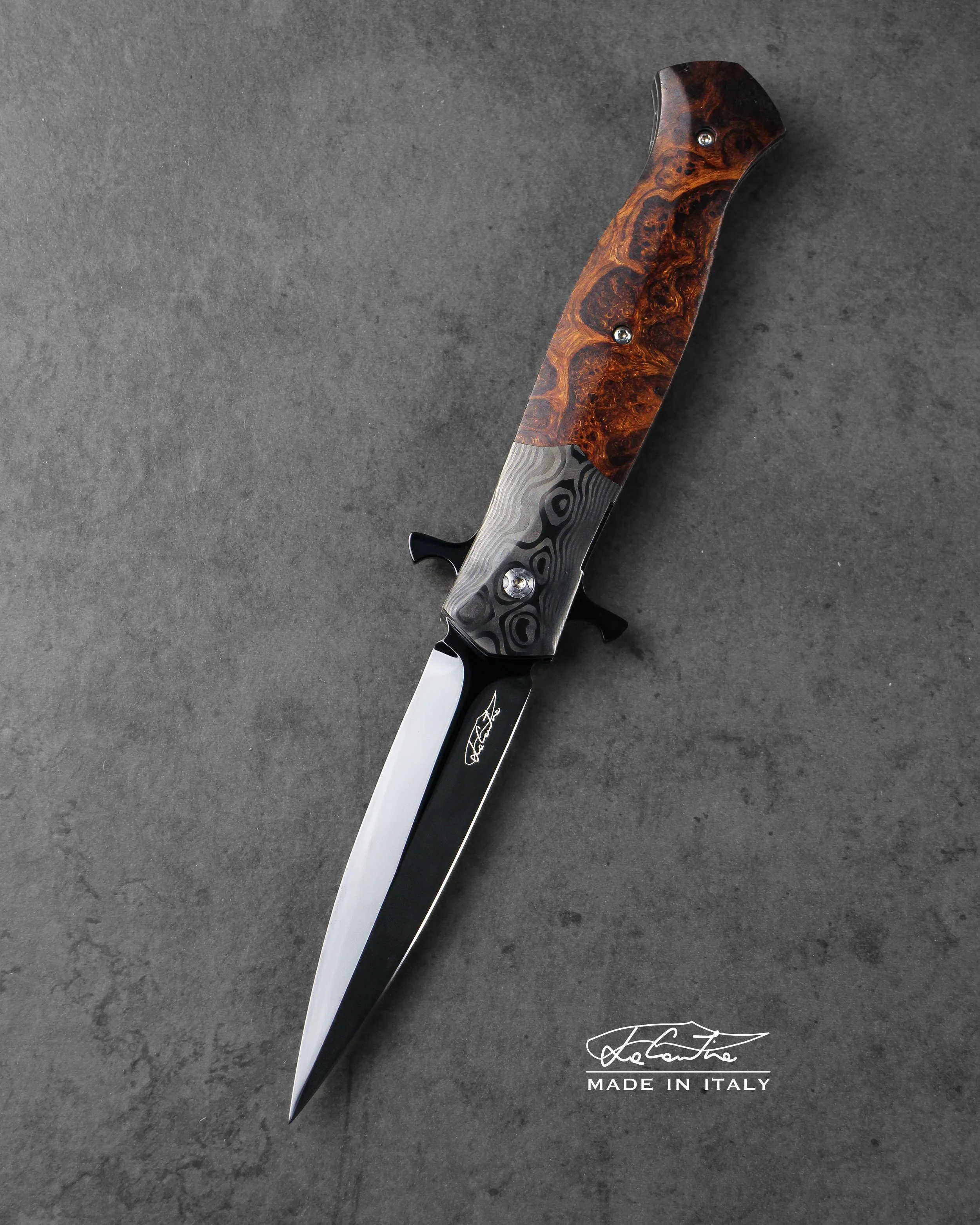 LAMA: RWL34 lucidato con trattamento DLC. MANICO: Ironwood, Bolster in Carbonio Uniti by Fatcarbon, G10 bianco, meccanica in acciaio temperato con DLC, distanziale in carbonio