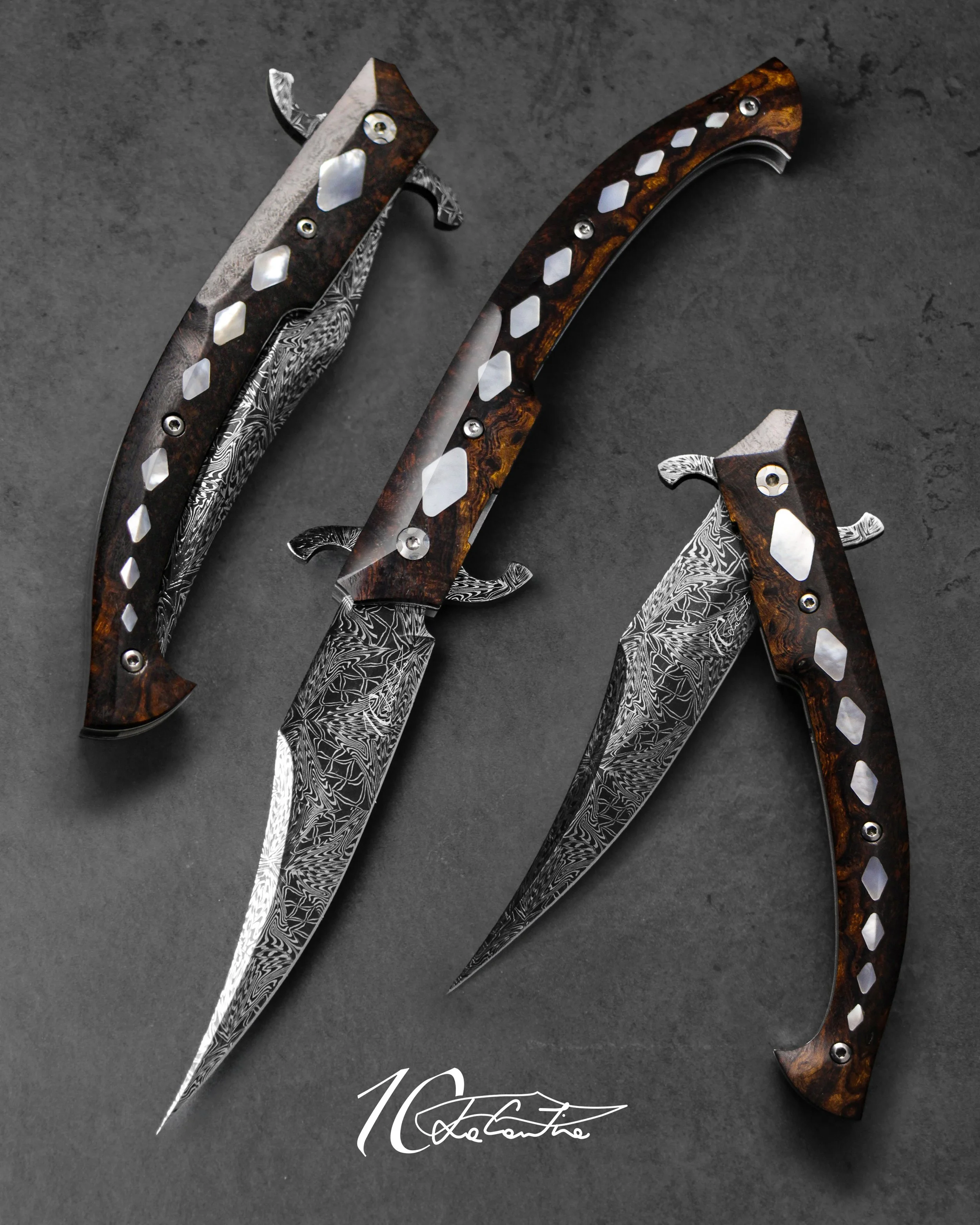 LAMA: Damasco mosaico 1084/15N20.
MANICO: Ironwood, inserti in zanna di madreperla, meccanica in acciaio temprato, G10 bianco.