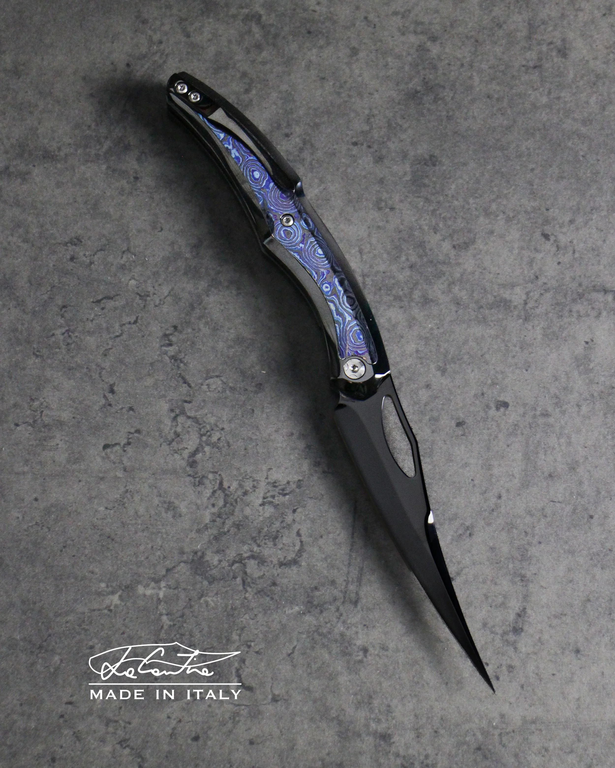 BLADE: polished RWL34 with DLC treatment.
HANDLE: Polished steel frame with DLC, Zircuti inlays, tempered steel with DLC mechanics and clip