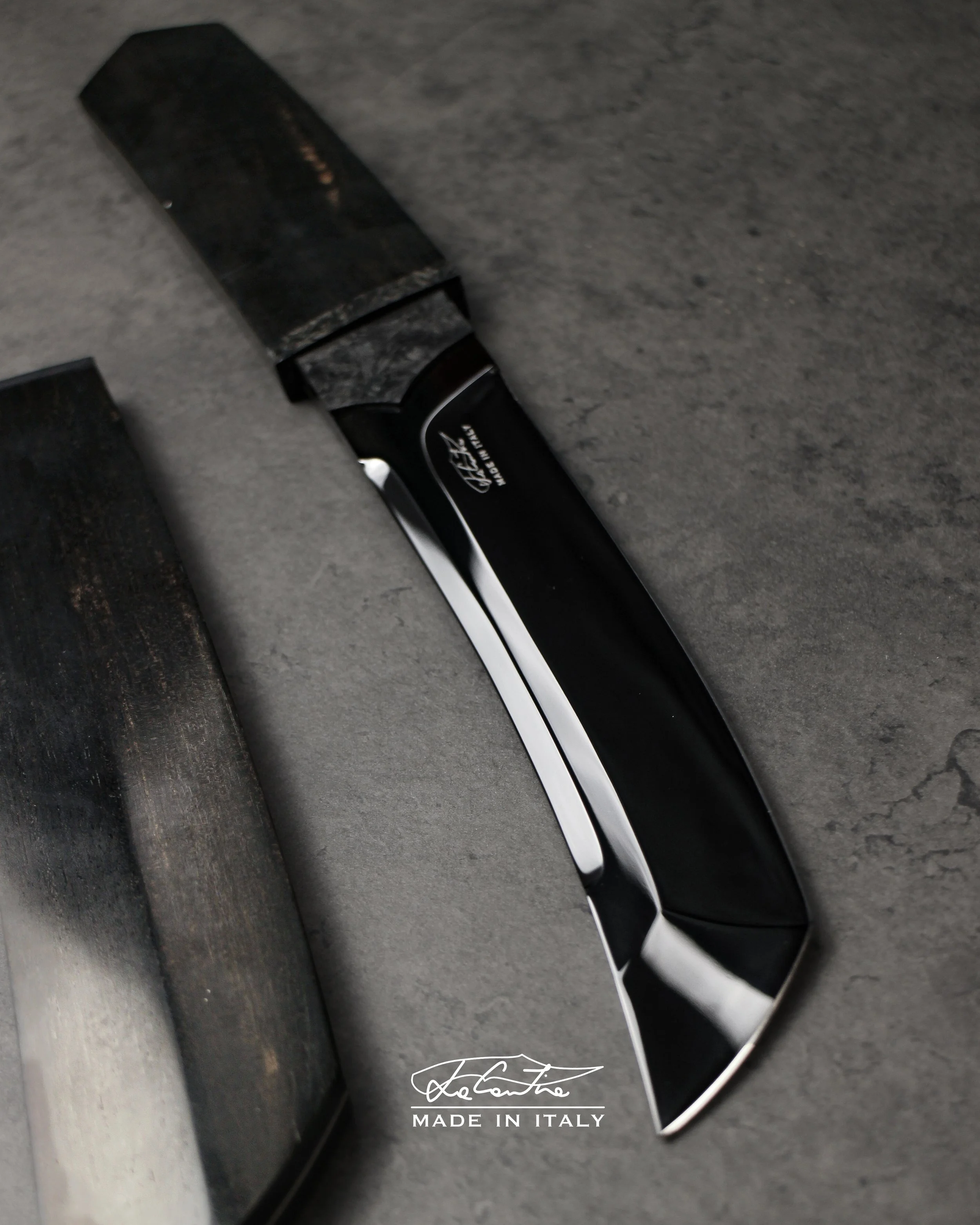 LAMA: RWL34, 60HRC, trattamento DLC.              MANICO: Legno di Ebano, habaki in carbonio, G10 bianco.