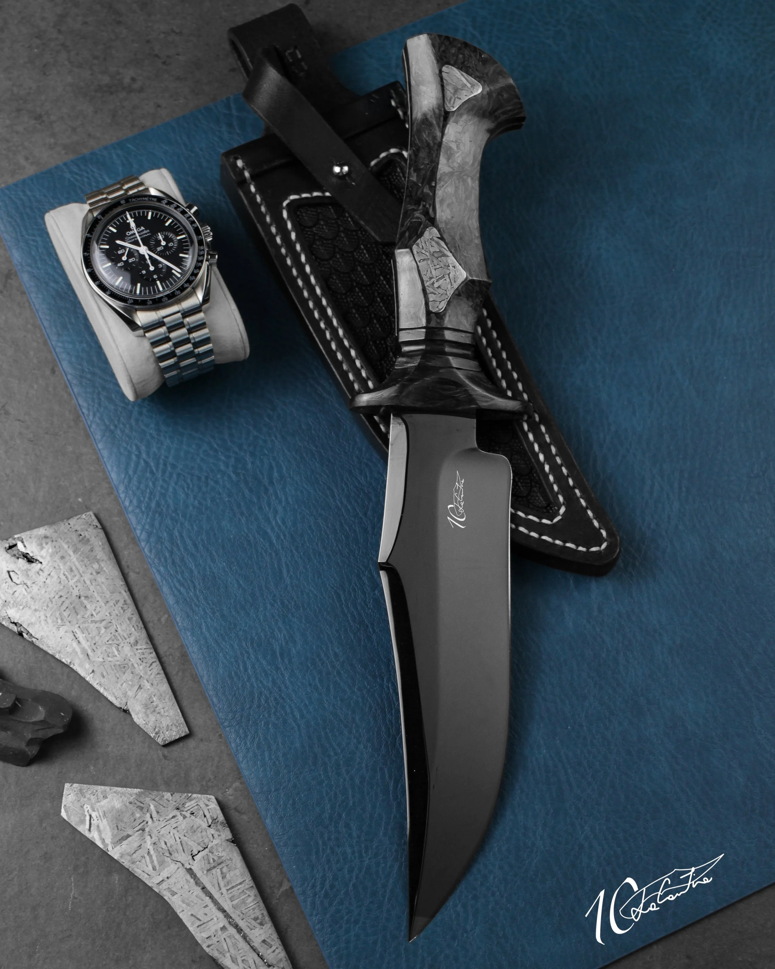 LAMA: RWL34 con trattamento DLC. 
MANICO: Guardia, spaziatore e frame in Carbonio, inserti di guardia e manico in meteorite, G10 bianco

FODERO: Pelle lavorata e cucita a mano.