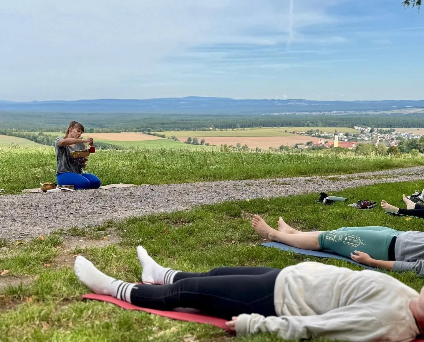Die Natur spricht in einer Sprache, die wir oft vergessen haben zu hören. 🌿💫
Wenn wir auf die Matte treten, die Augen schließen und den Klangschalen lauschen, wird diese Sprache wieder spürbar: im Atem, im Herzschlag, in der Ruhe, d