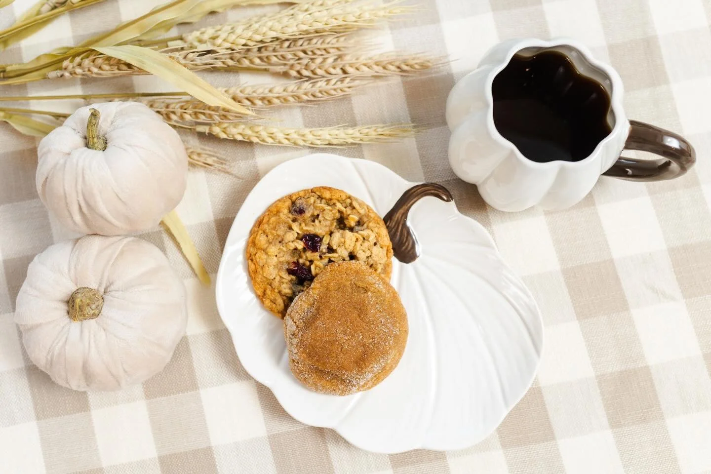 The morning before Thanksgiving 😍 We hope your coffee is strong and your breakfast is sweet! 🩵🤎🤍🍪 #southerndarlingbakeshoppe #gourmetcookies #celebratesweetness #thankful #holiday #family #friends