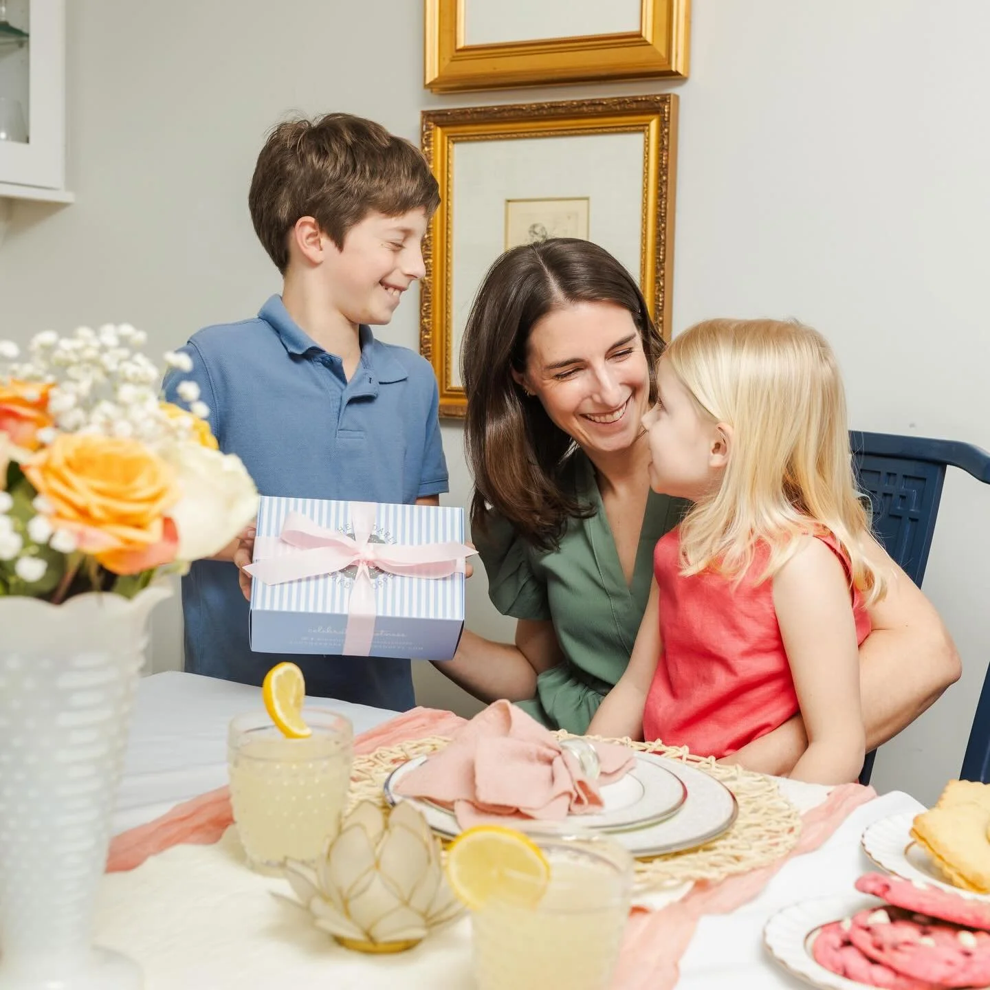 Give mom the sweetest gift this Mother&rsquo;s Day 🍪💐💗 

🌸 Mother&rsquo;s Day is May 10th 🌸

#southerndarlingbakeshoppe #gourmetcookies #mothersday #gift #love
