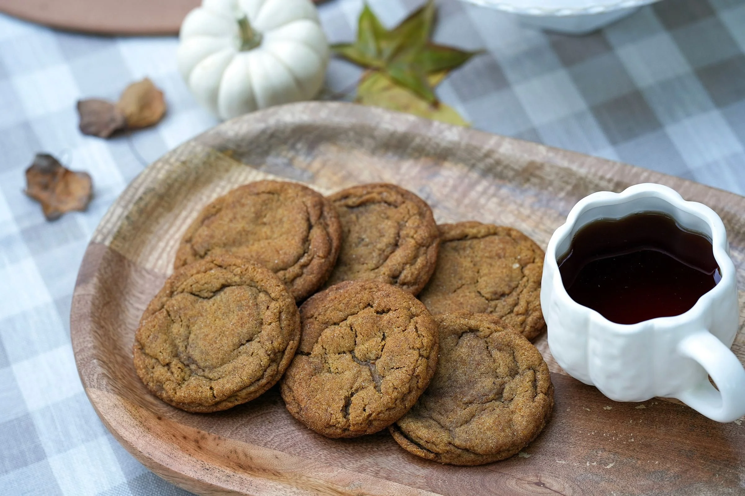 Your favorite fall flavors, baked into one irresistible cookie 🍪🍂

Our Maple Pumpkin Pie Cookie is filled with warm pumpkin, sweet maple syrup, and rich brown butter - everything we love about fall in every bite.

These seasonal favorites are only 