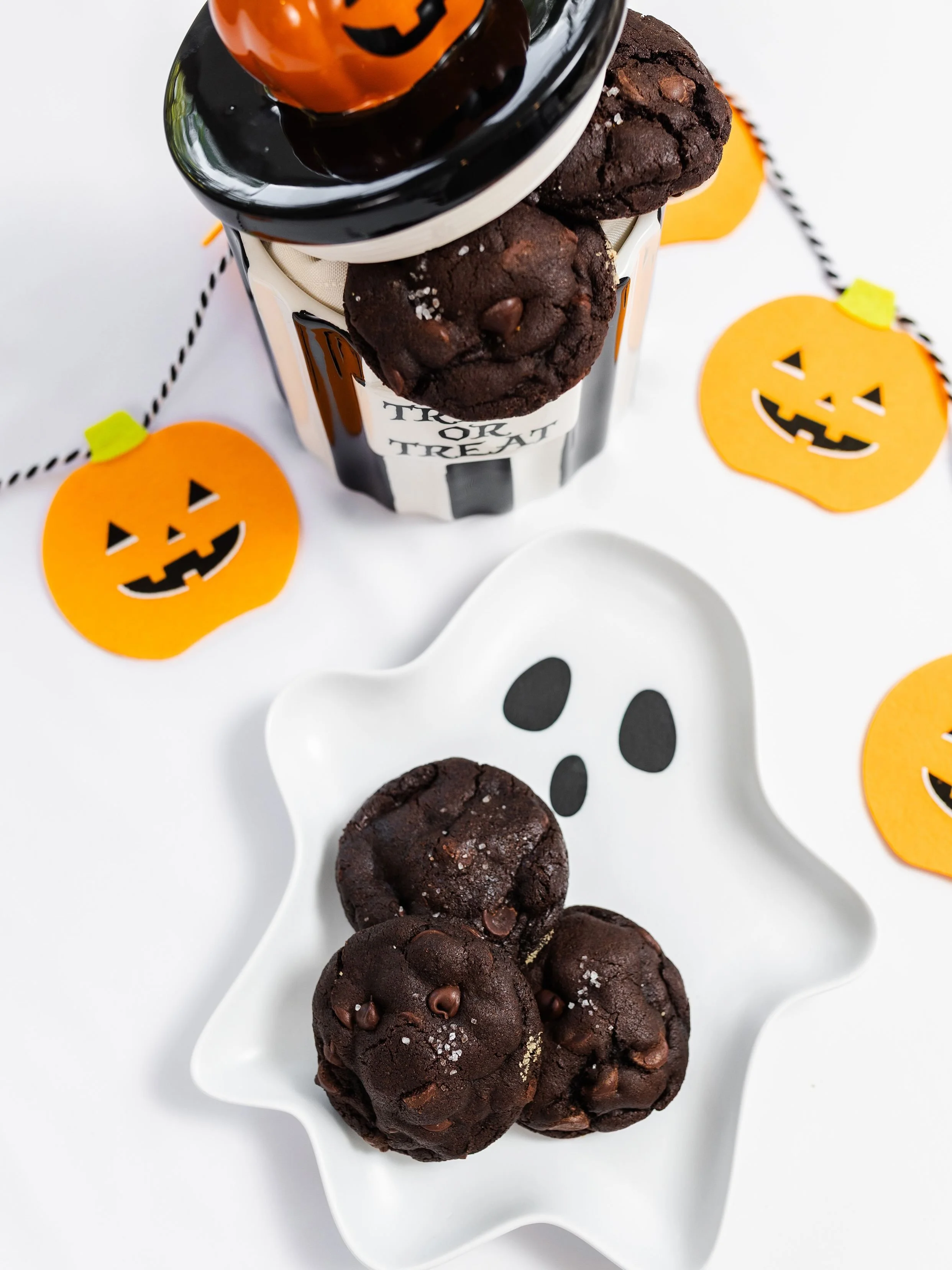 It&rsquo;s SCARY how delicious our Double Chocolate Salted Caramel Cookie is! 🍪🤗. Halloween is just around the corner and we have the sweetest treats for your parties! Shop today! #southerndarlingbakeahoppe #celebratesweetness #gourmetcookies #hall