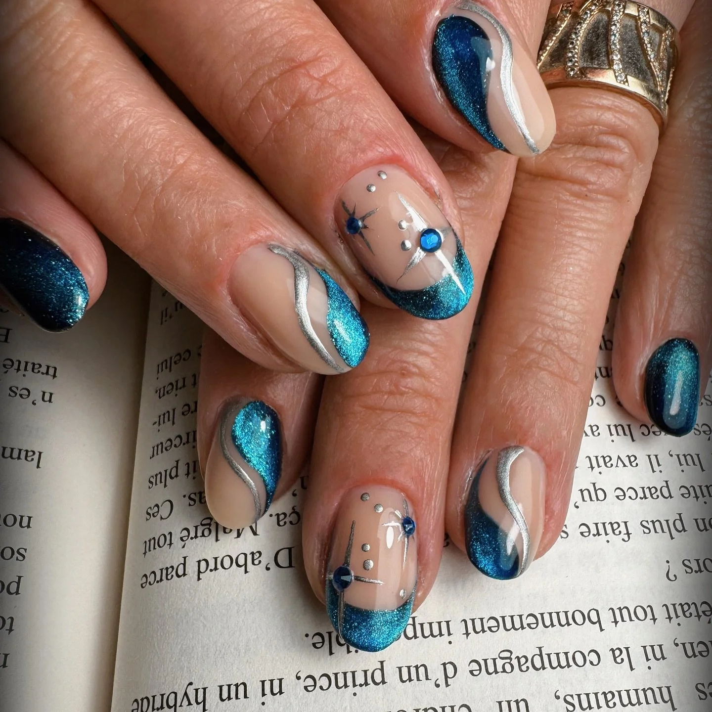 ✨SUMMER NIGHT SKY🌃
Mélange, parfait entre douceur et magie
Dites-moi en commentaire si vous aimez bien ce nail art il y a quoi il vous fait penser
Pose réalisée entièrement avec les produits @libranailslab.fr @librana