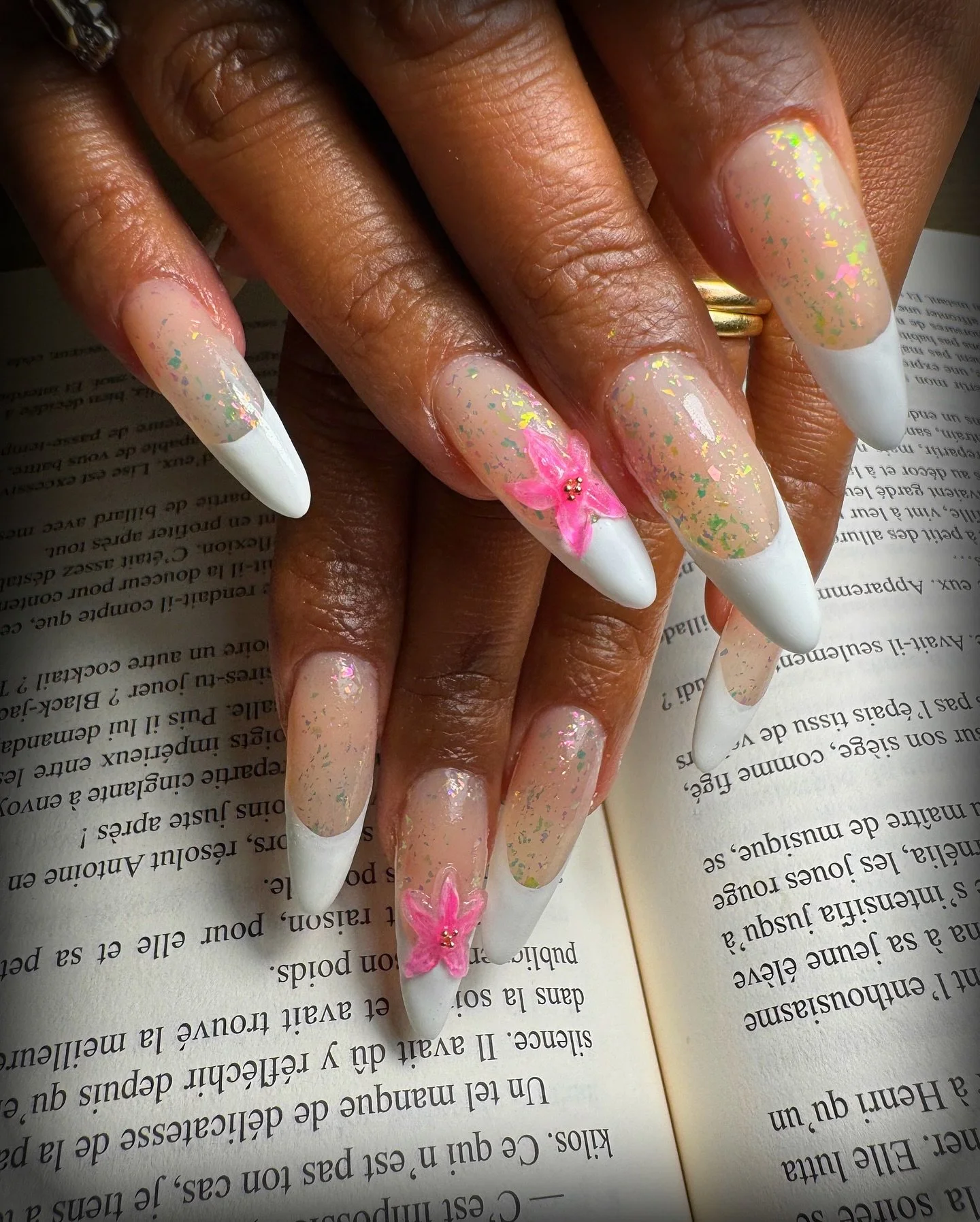 🌸FLORAL FANTASY🧚🏻‍♀️
🔮Mystery Nails🔮
Produits @libranailslab @libranailslab.fr
J’aime vraiment beaucoup cette pose !! Vous ne trouvez pas qu’elle l’a porté magnifiquement bien ?😍
#lunora #lunoraonglerie #lunora