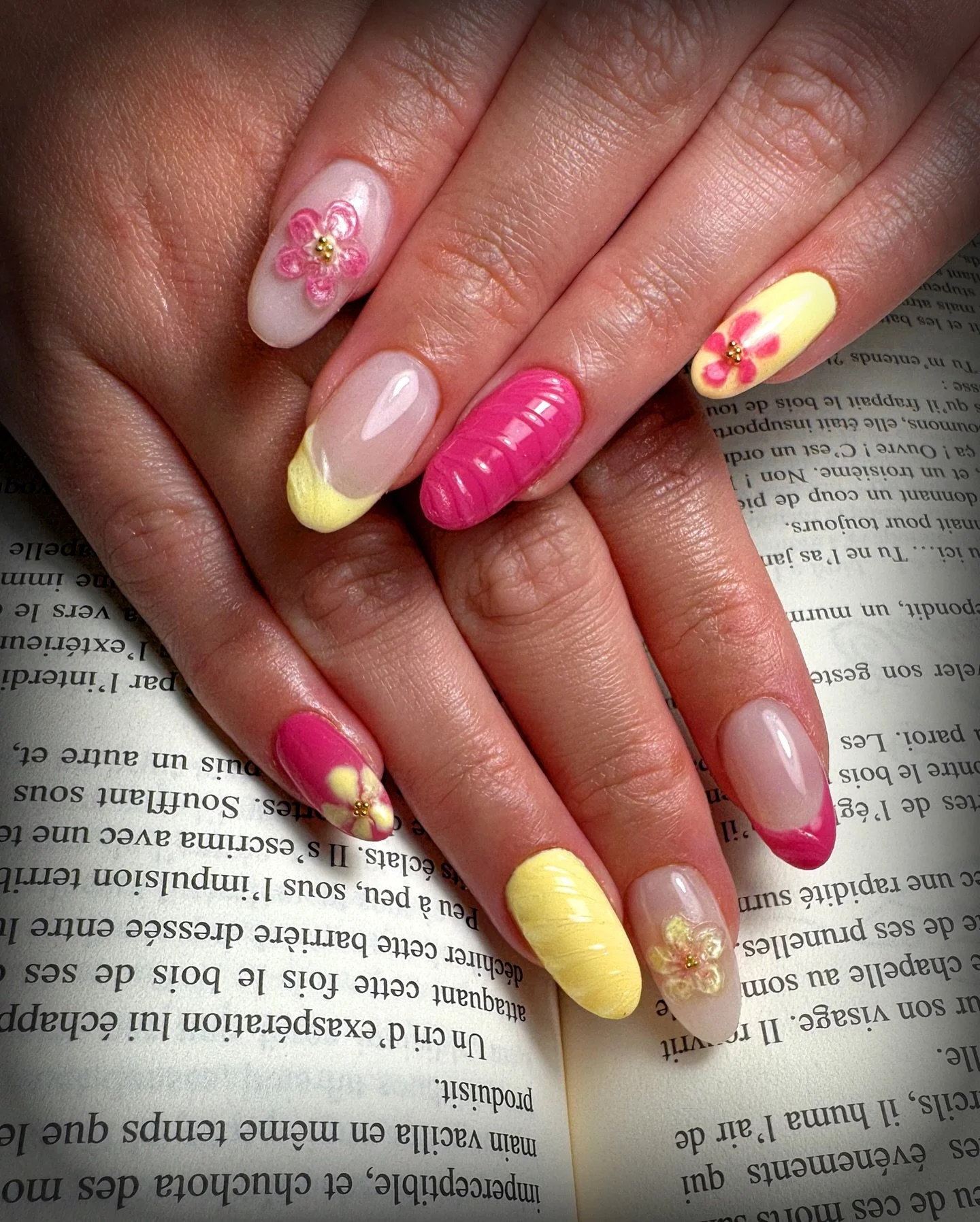 SWEET SUMMER 🌸🌞
🔮Mystery Nails🔮
Design floral 3D & textures, et French pastel. Tout ce qu’il faut pour des nails d’été ☀️
#lunoranails #lunoranailsfrance #commentry #onglescommentry #onglesmontluçon #summer