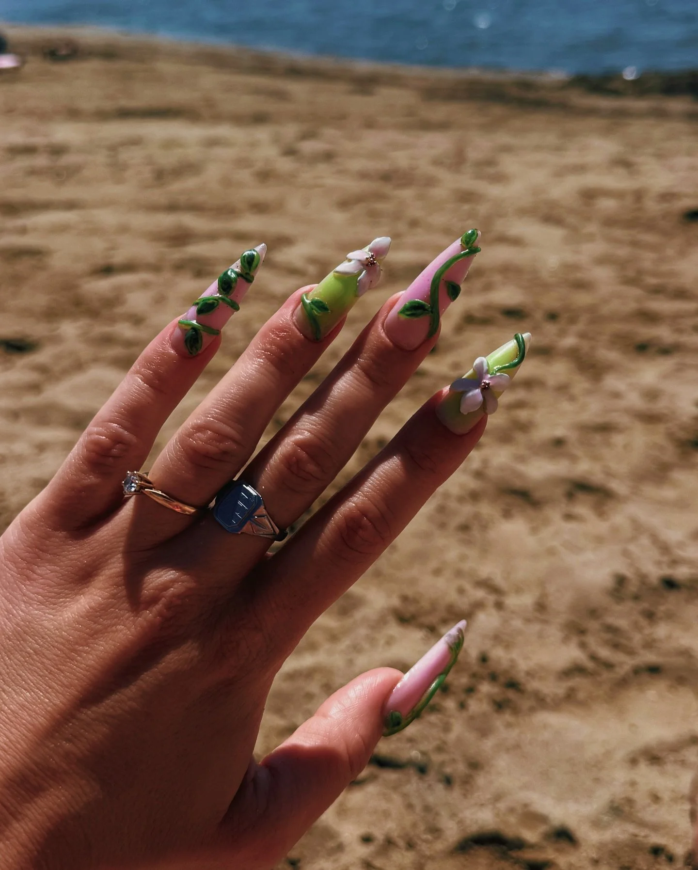 🏖️VACATION NAILS🏝️
Des lianes qui serpentent,
des fleurs qui murmurent…
Comme si la nature m’avait frôlée pour s’y déposer…
Un souffle végétal au creux de mes mains,
entre douceur et myst