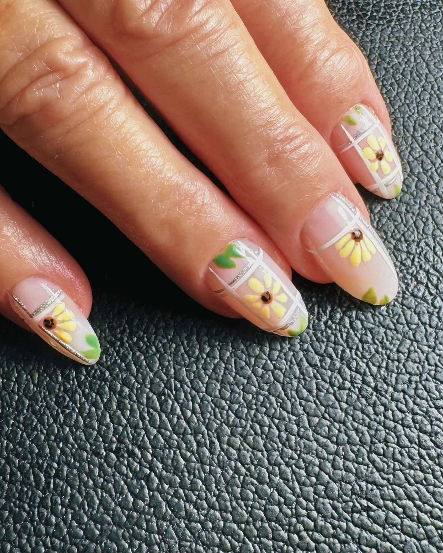 Sunflower 🌻
Un nail art tout doux et plein de souvenirs, inspiré de la fleur préférée de ma grand-mère maternelle : le tournesol 💛🌻
Design façon vitrail, effet 3D, feuillage simple… Une pose plei