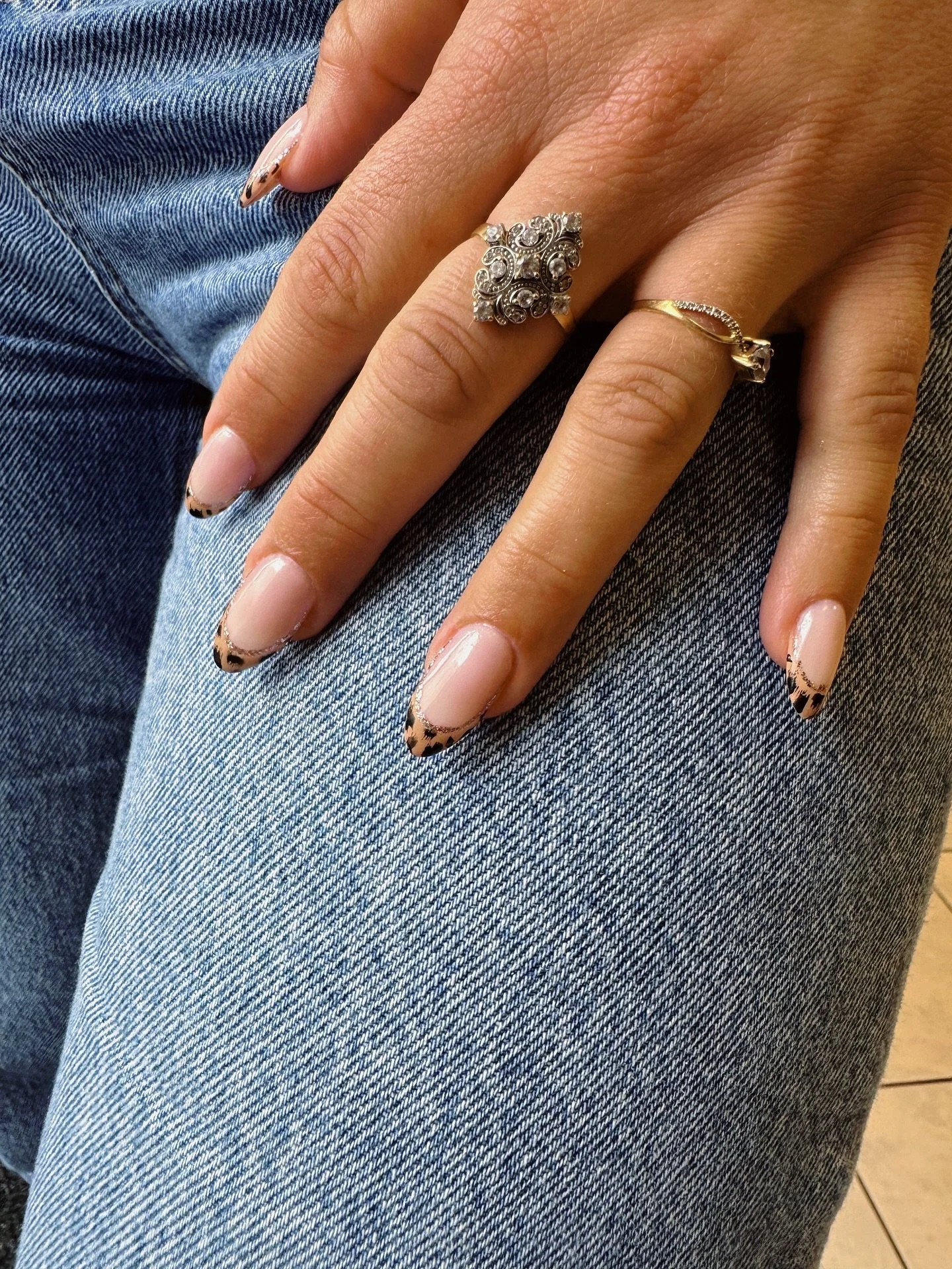 SAVAGE ELEGANCE 🐆✨
🔮Mystery Nails🔮
Lie crois que l’automne fait son apparition..
Produits @libranailslab
#lunoranails #onglescommentry #onglesmontluçon #allier #savagenails #libranailslab
