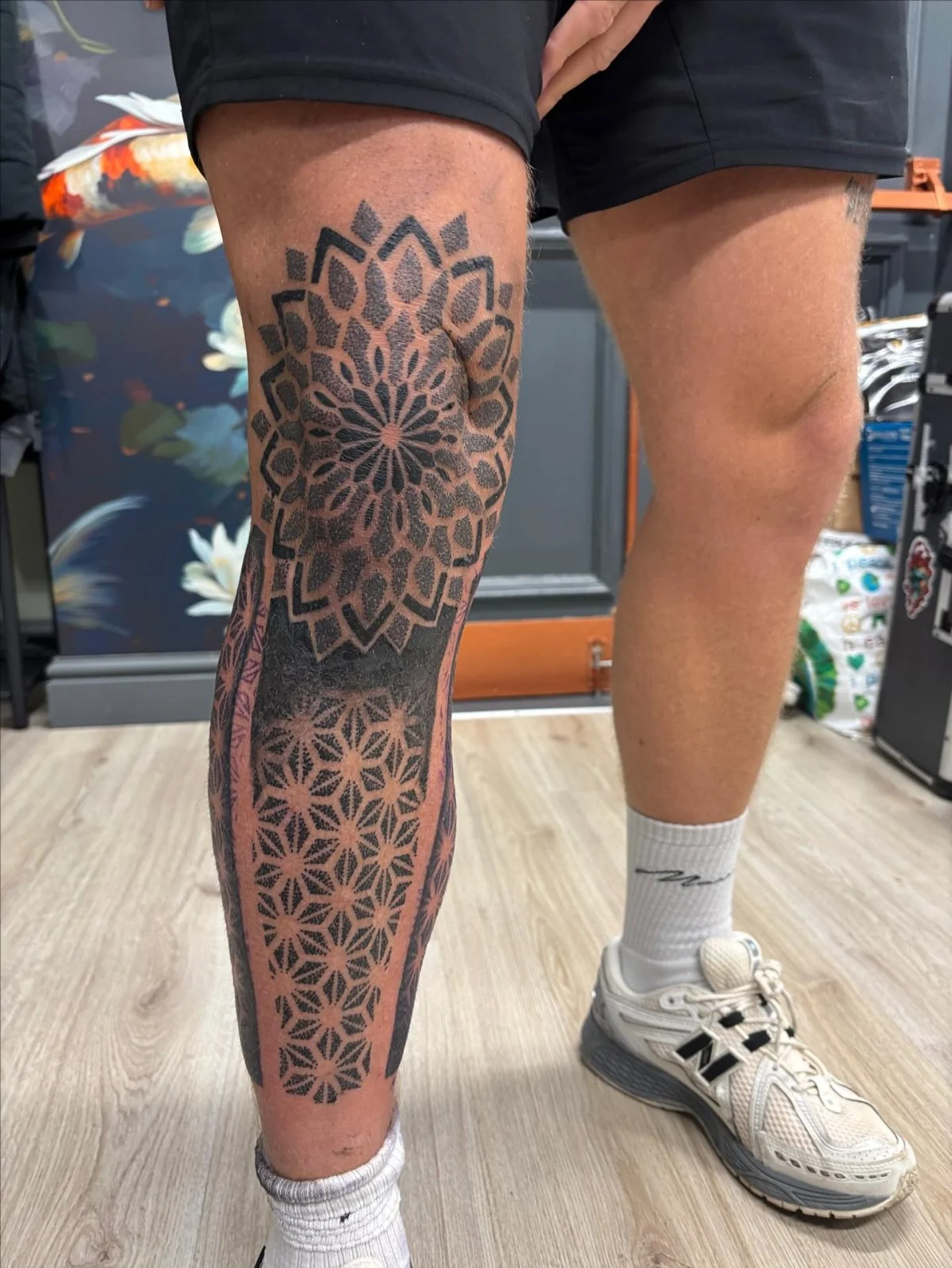 Big ornamental leg piece by @tattoosbyhank1981 🌿 Always an absolute classic, never disappoints ⭐️ 
Book now via DM! or DM @tattoosbyhank1981 directly 🤍
#dundeebusiness #scottishtattooartist #dundeetattoo 
#dundeeart #dundeecity #scottishtattoo 
#
