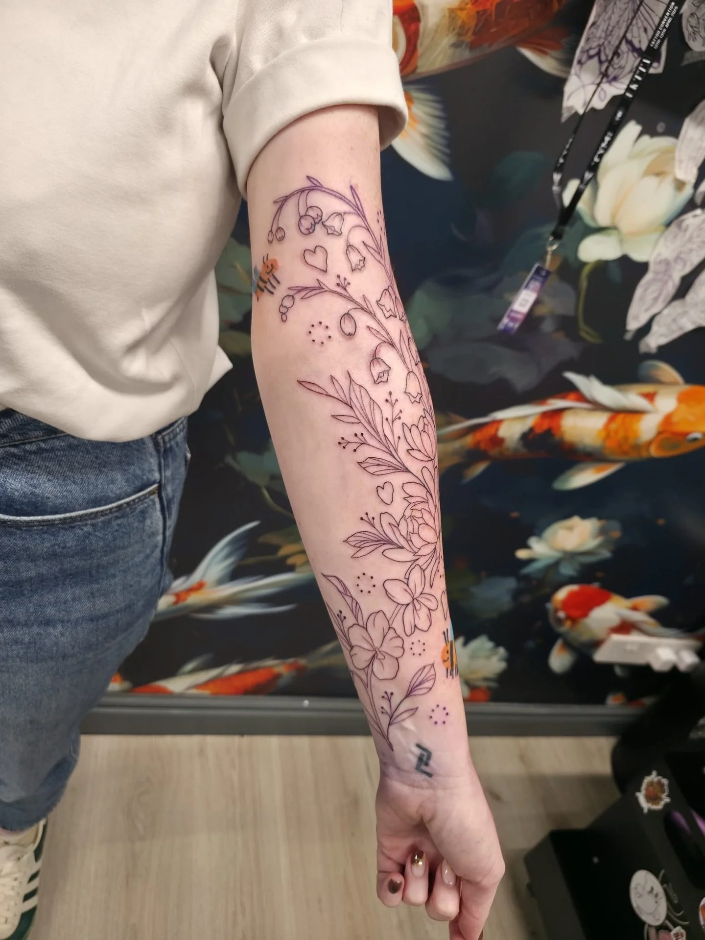 The cutest floral piece by @laurenmcneetattoo with the sweetest addition of wee bees drawn by this client’s kids 🥹 
DM us or @laurenmcneetattoo directly for bookings! 🌿
#dundeebusiness #scottishtattooartist #dundeetattoo #dundeeart #dundeec