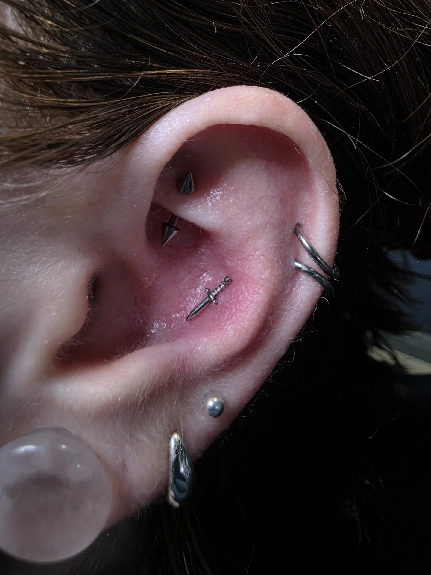 Such a cool attachment on this conch done by @badmoon.piercings 🗡️ We have some new sick upgrades in stock at the moment, especially for spooky season 💀
Visit our website to book! 🤍