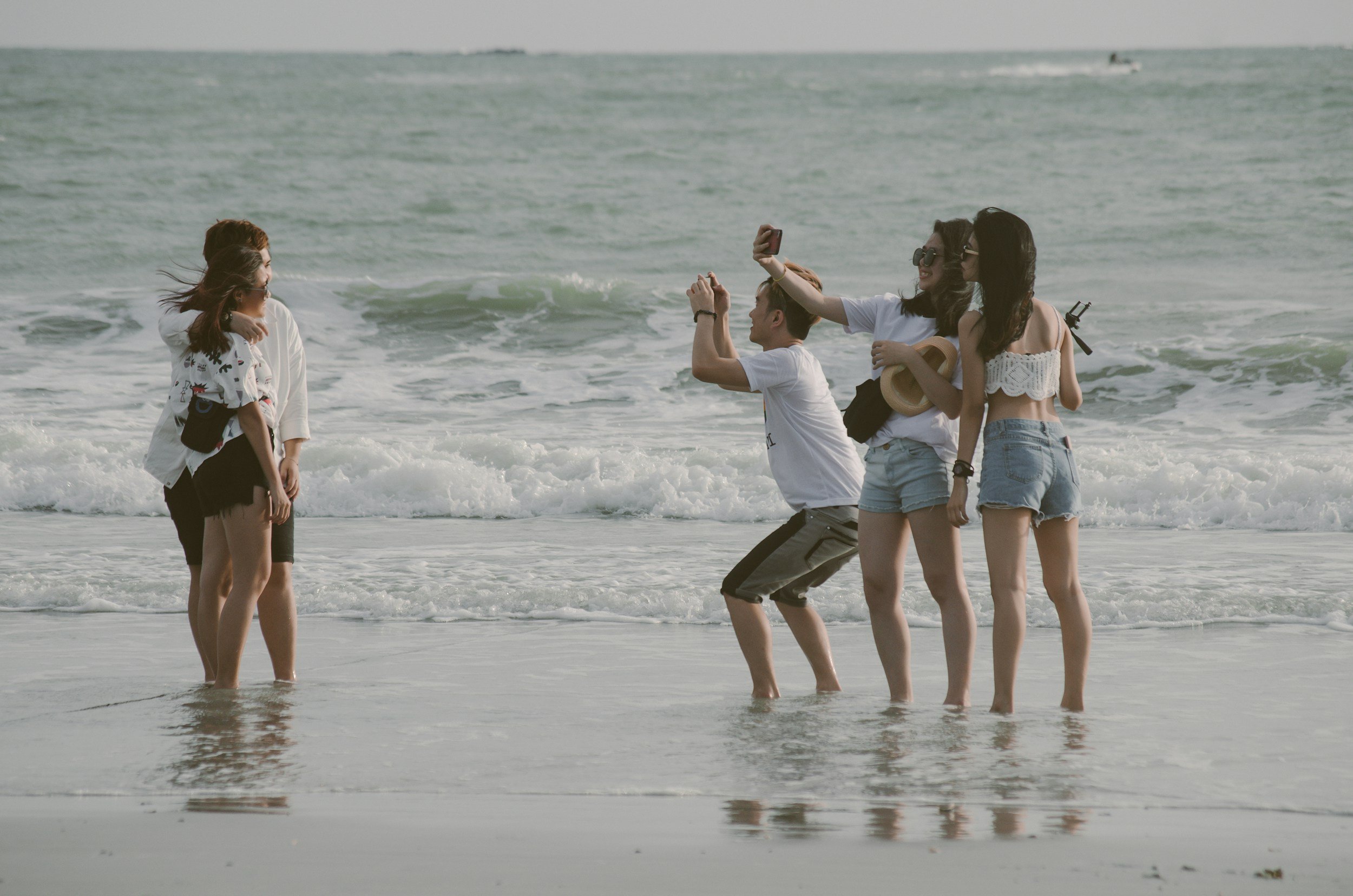 Family with teenagers beginning an easy nonstop flight family vacation