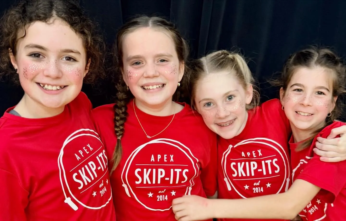 ✨ Golden smiles, sparkly cheeks, and big Skip-Its energy ✨
These members of the munchkin crew are shining bright in @fazitbeauty gold glitter &mdash; because a little glow makes team spirit even sweeter 💛✨
#ApexSkipIts #GlitterGoals #TeamSparkle #Mu